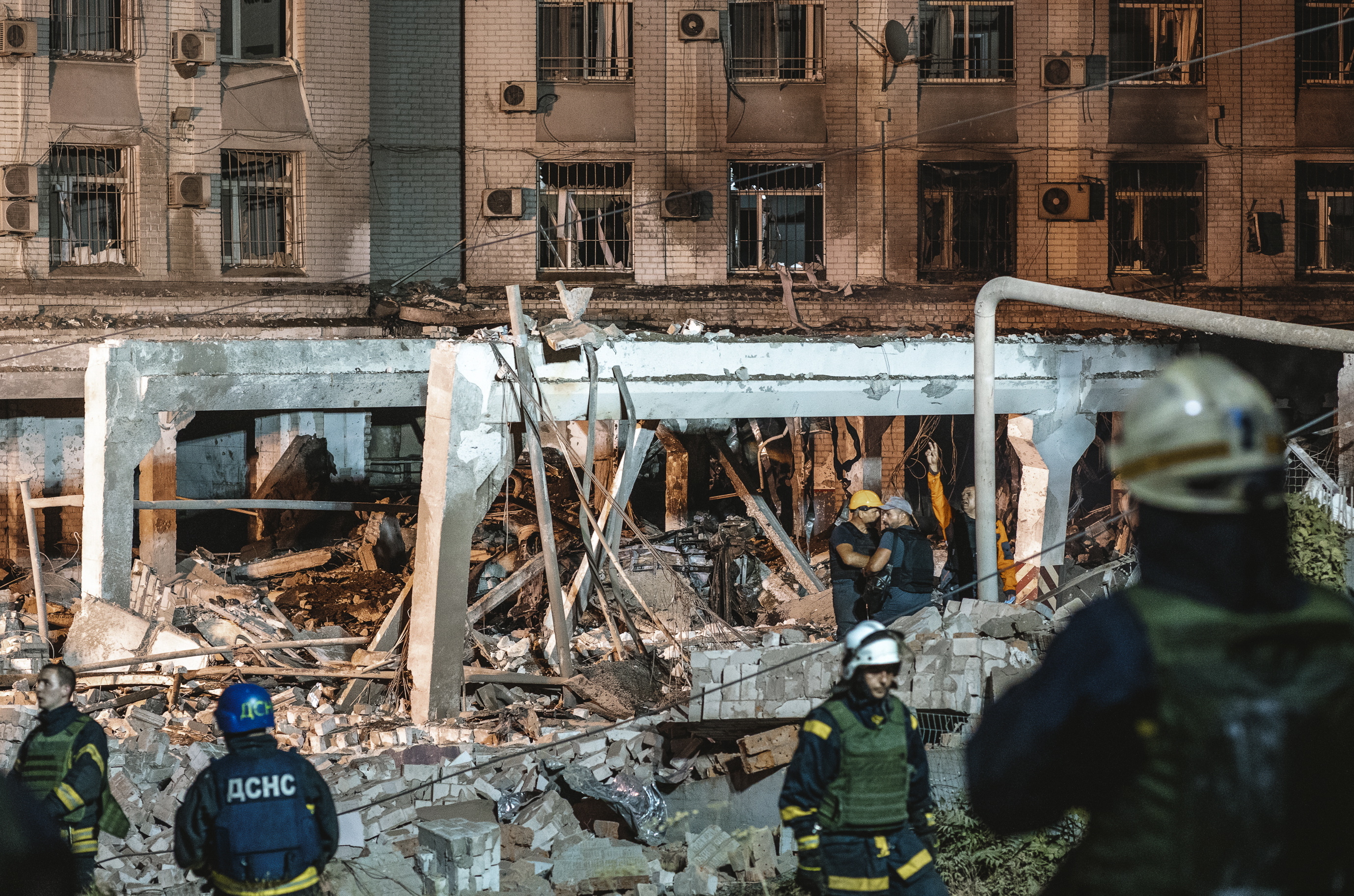 Servicios de emergencias trabajando en el edificio bombardeado.