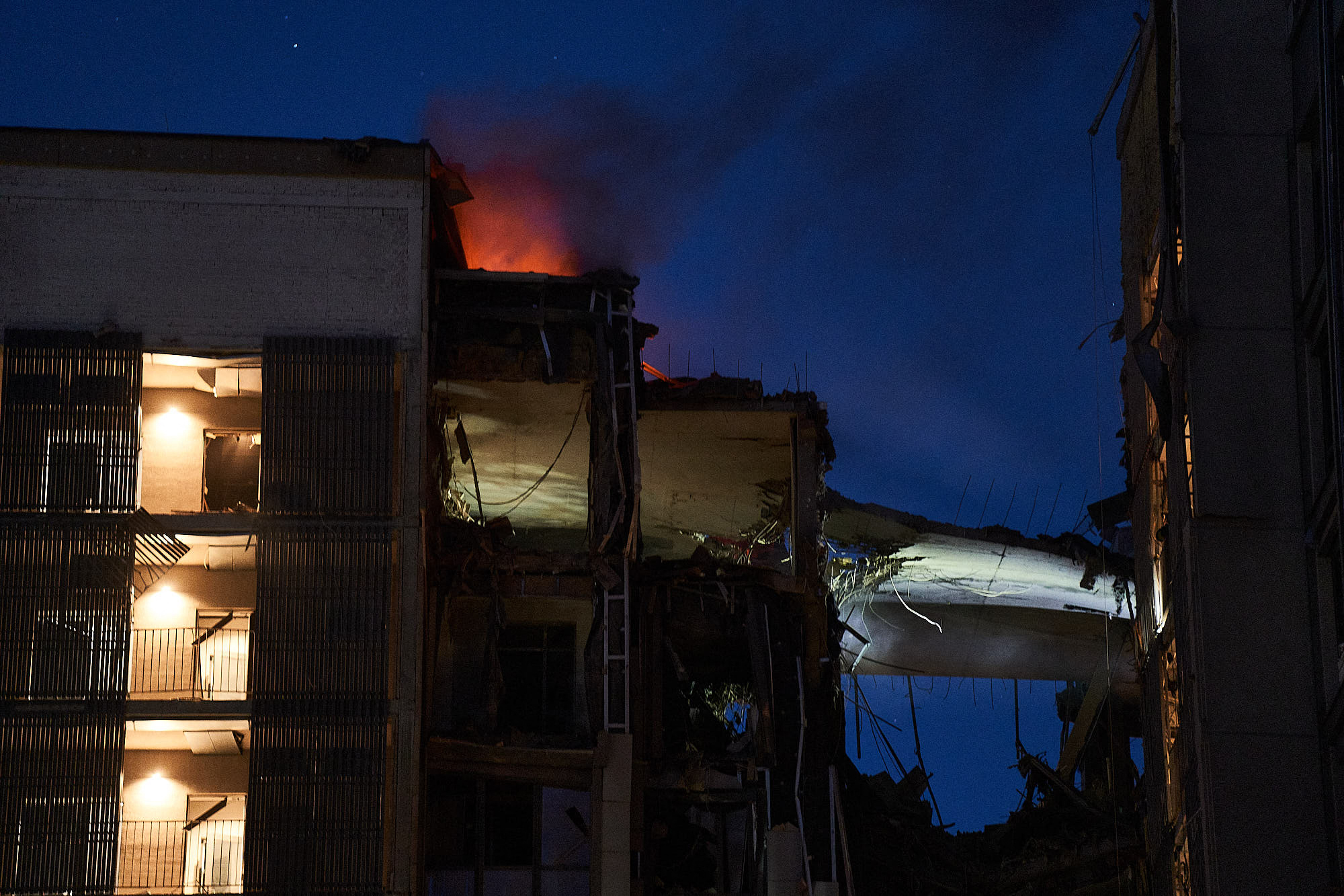 Incendio en un edificio residencial después del ataque con misiles.