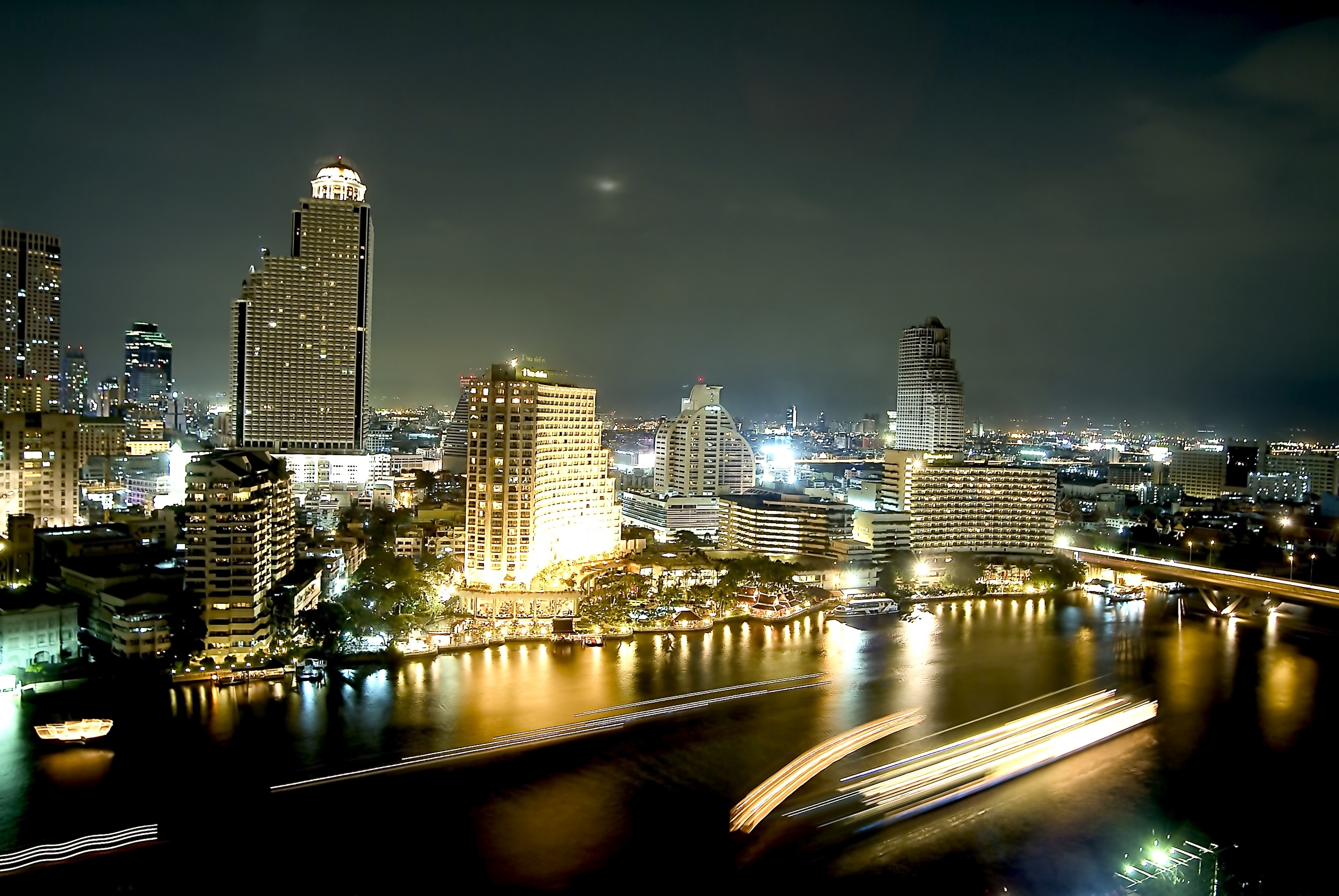 Vista nocturna de Bangkok desde las alturas.