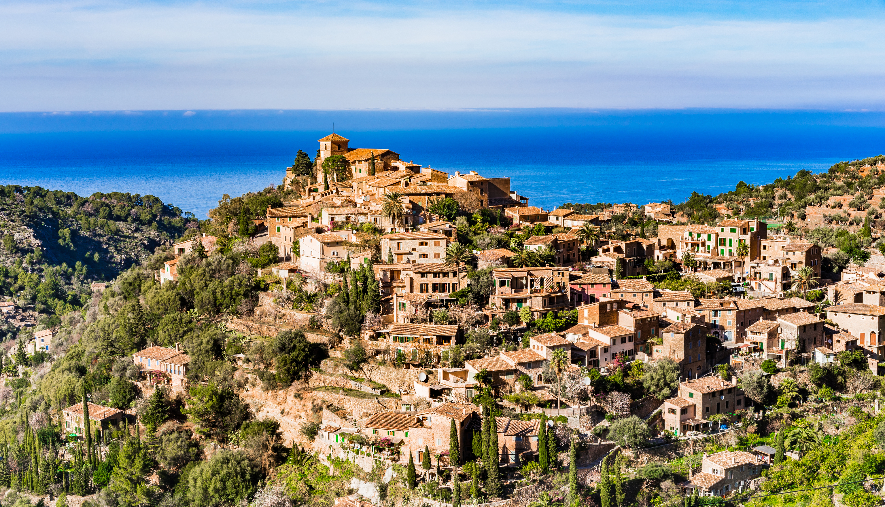 Hermosa vista del antiguo pueblo mediterráneo de montaña Deia, España Mallorca, Islas Baleares.