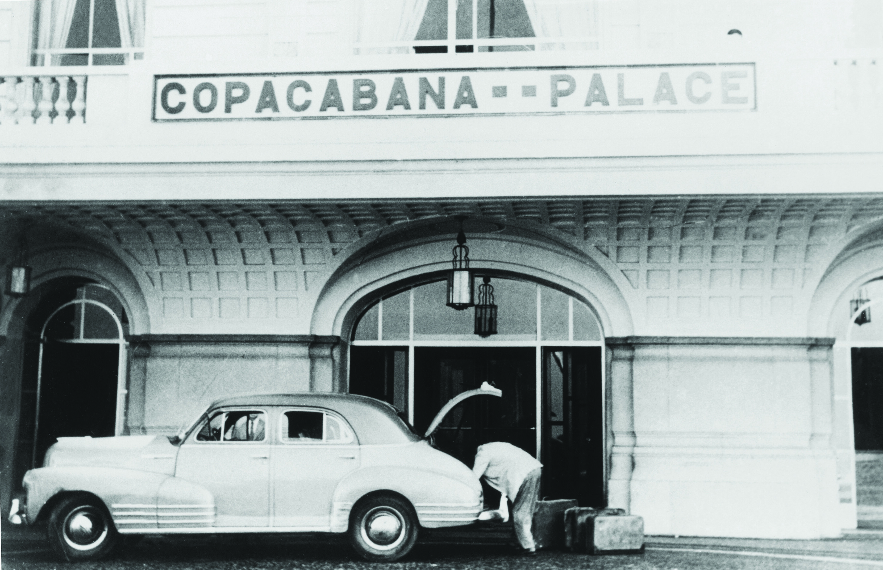 Foto antigua de la entrada del hotel.