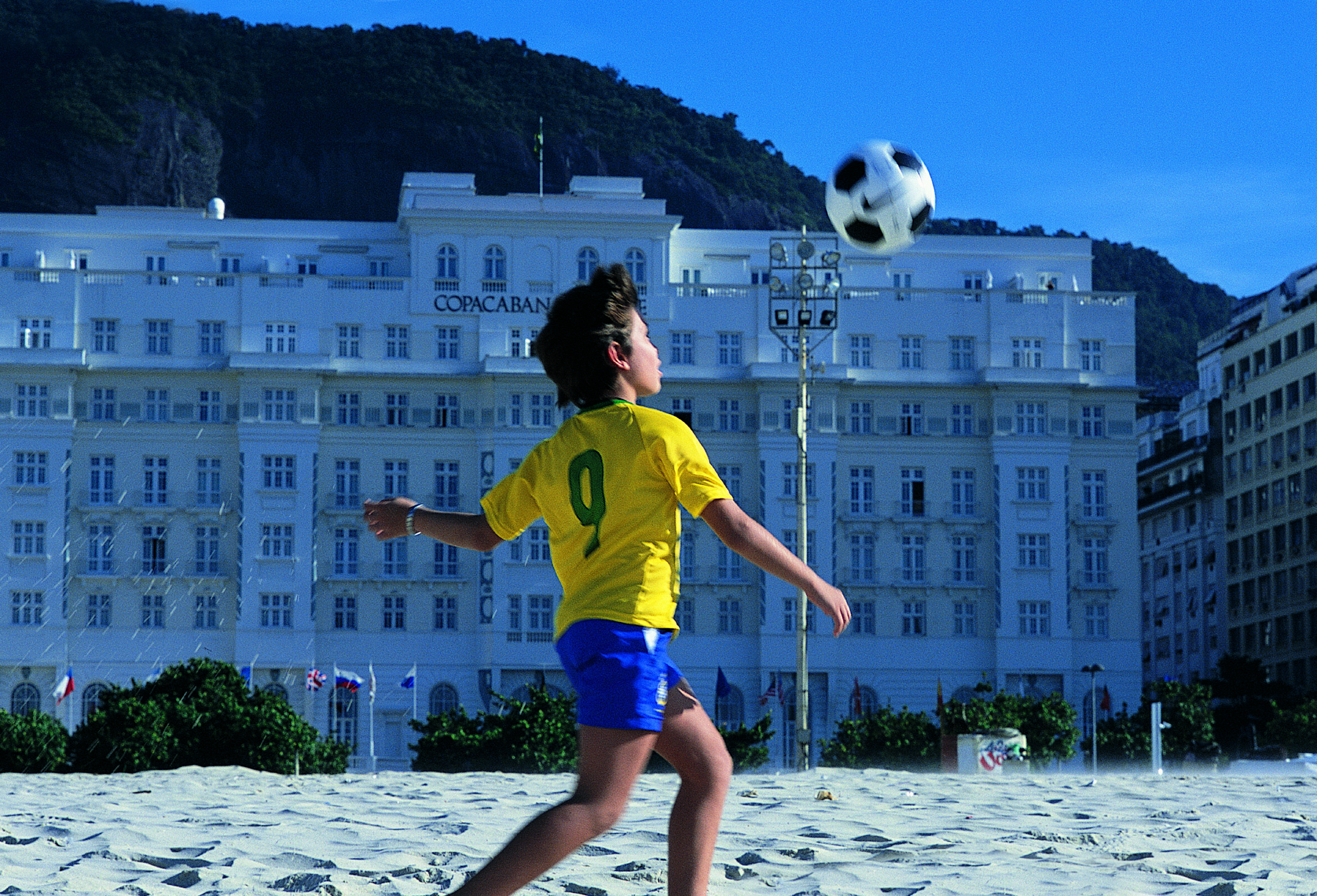 Fachada del Copacabana Palace desde la playa.