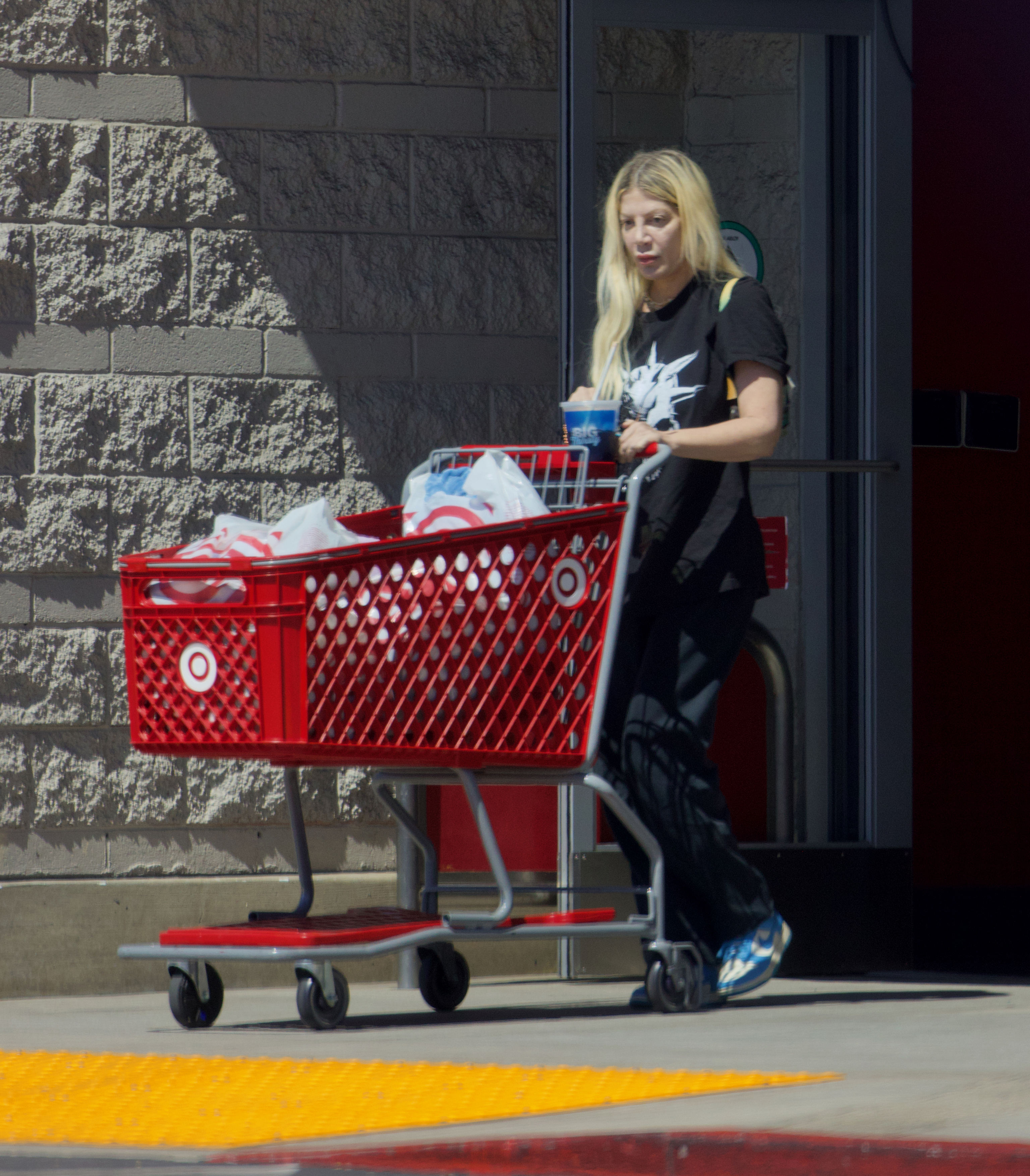 Tori Spelling saliendo de la compra en Target