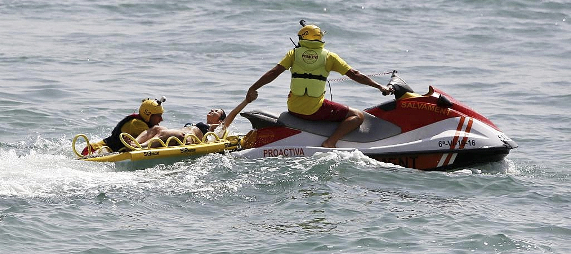 Simulacro de rescate de ahogados realizado en la playa del Postiguet, en Alicante.
