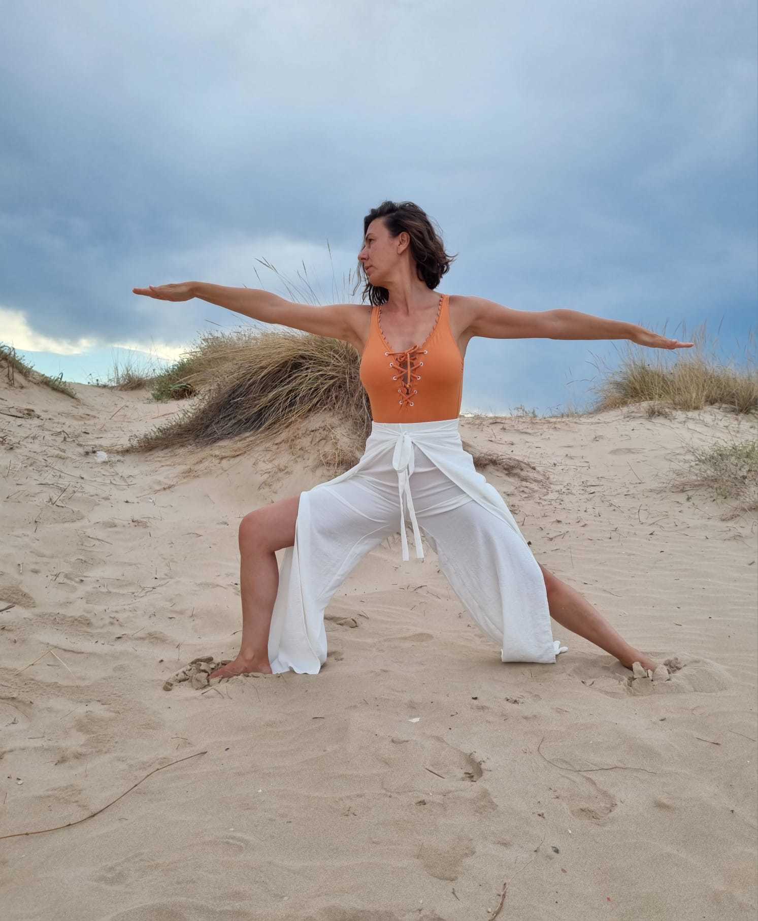 Vanesa Sánchez, de Alma y Calma, practicando yoga.