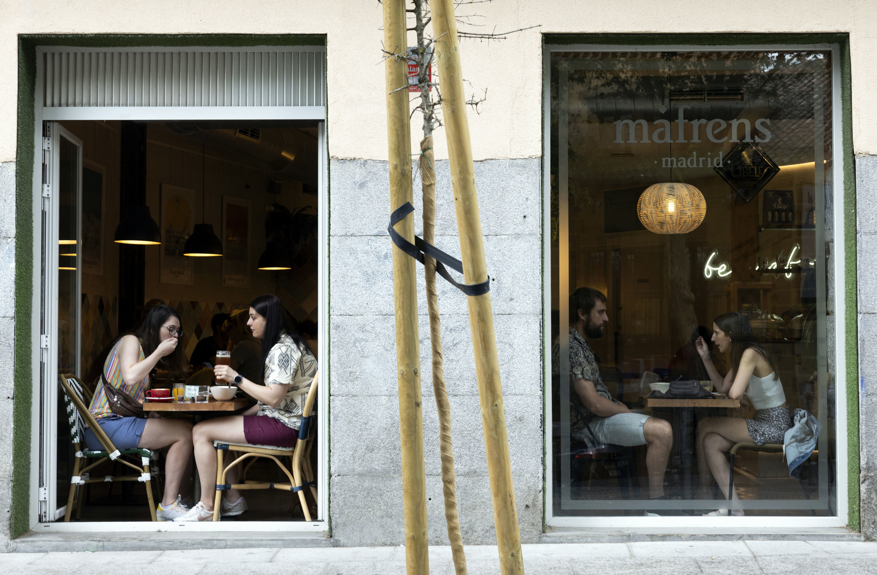 Varios jvenes en una cafetera de Madrid.