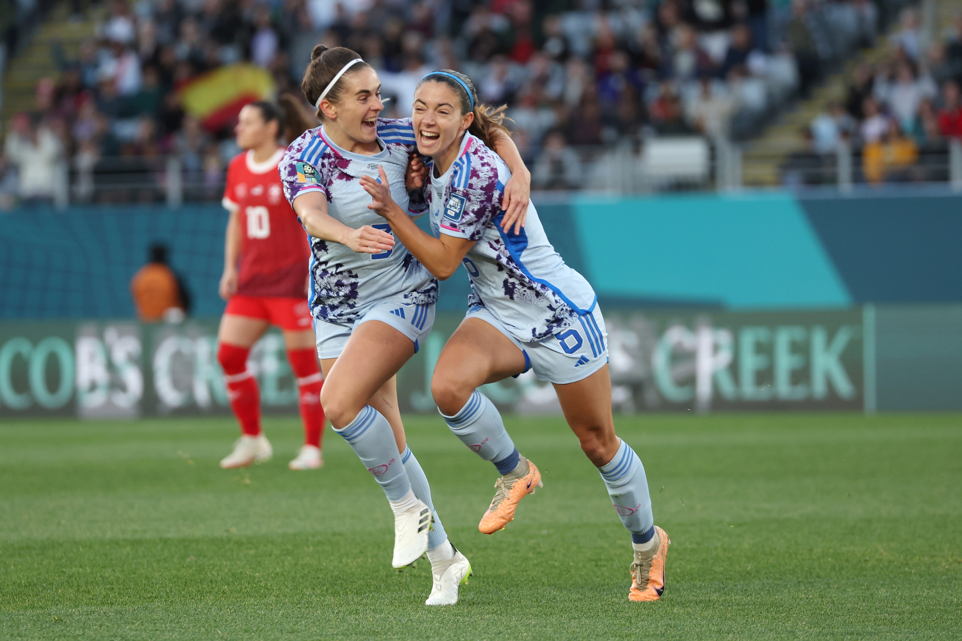 Aitana Bonmati celebra con Tere Abelleira su primer gol frente a Suiza.