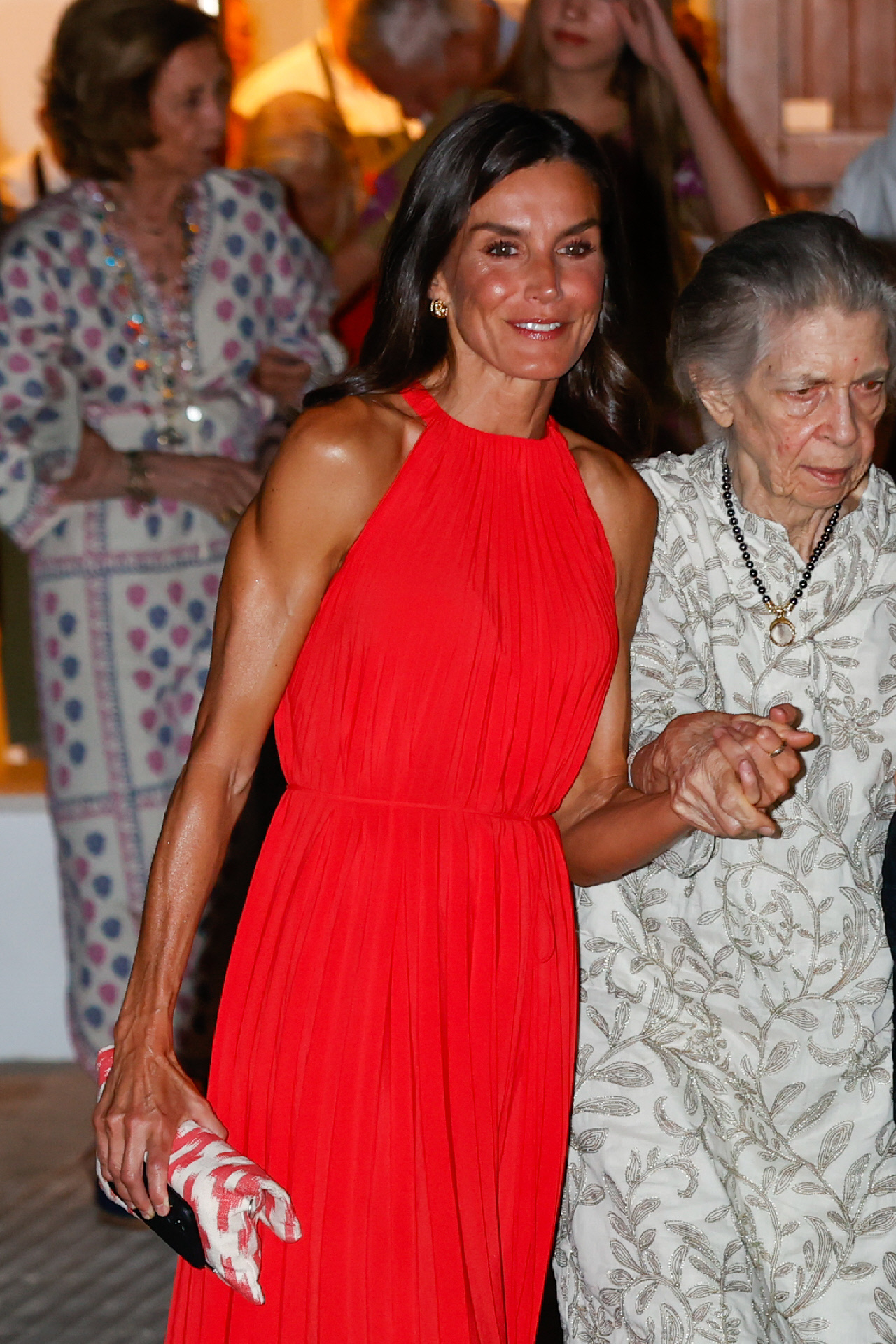 La Reina Letizia elige el vestido más favorecedor de Mango para salir a cenar en Mallorca