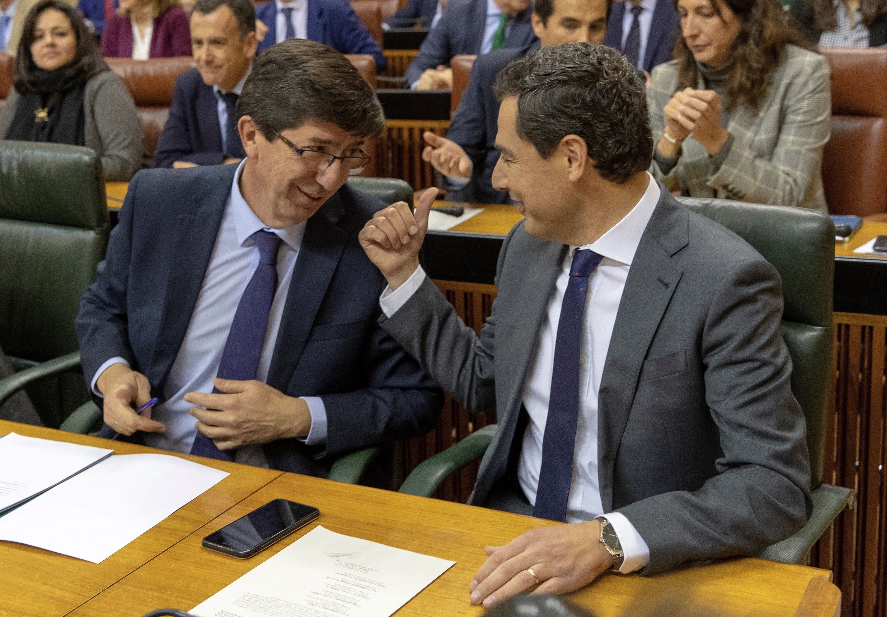 Juanma Moreno y el que fue su vicepresidente, Juan Marín, en el Parlamento andaluz en 2019.