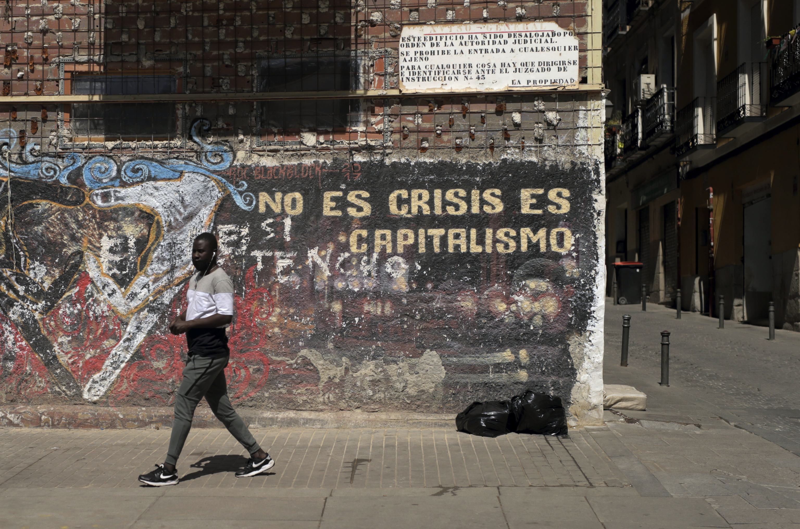 Un extranjero pasa por una plaza de Lavapis, en Madrid