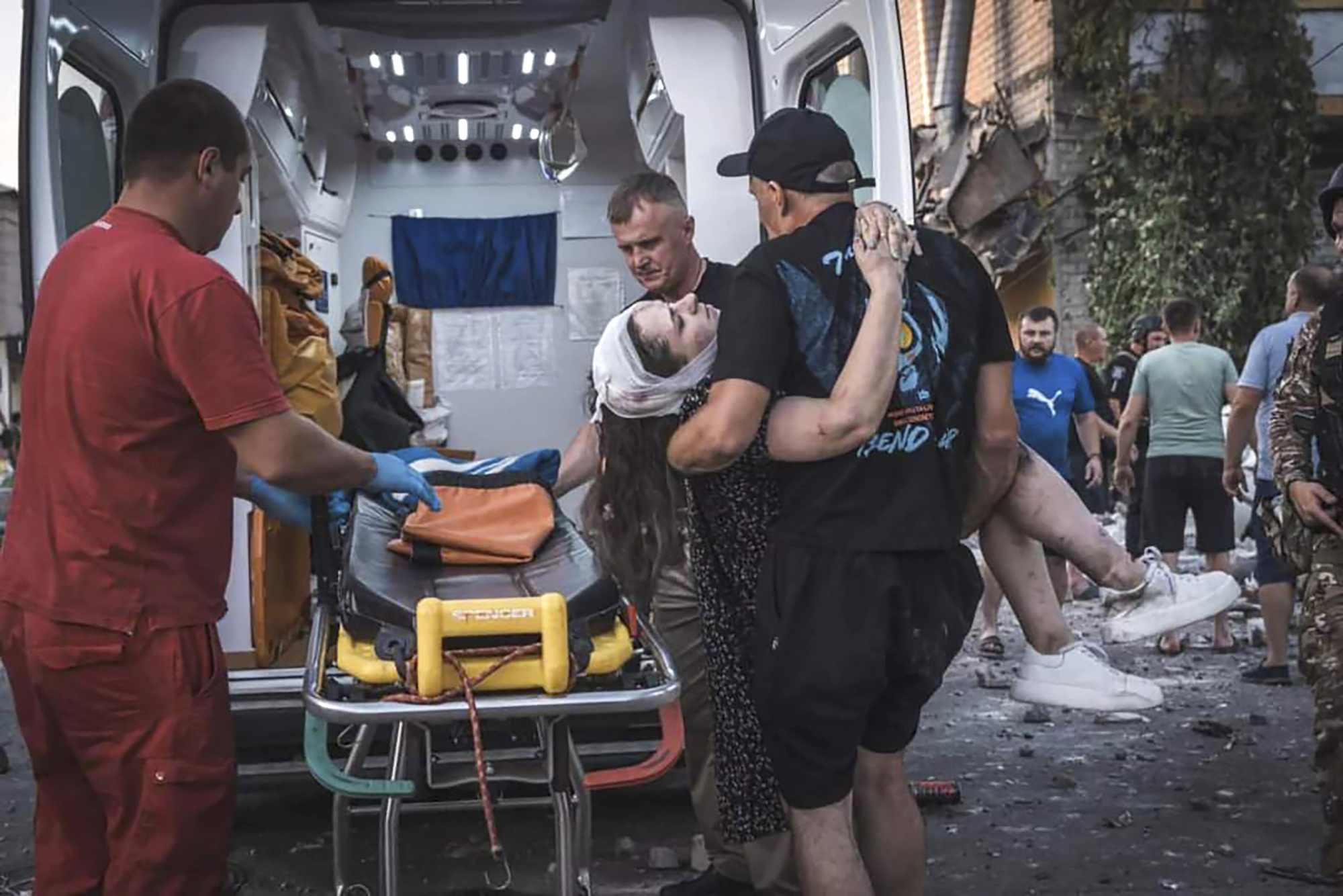 Evacuación de una víctima del bombardeo de Rusia sobre Pokrovsk