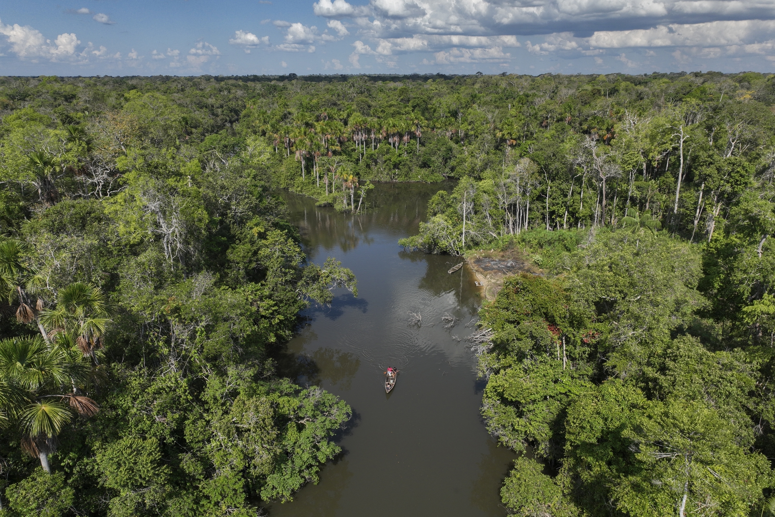 Indígenas se desplazan en un bote por el río Komi Memem, en Brasil