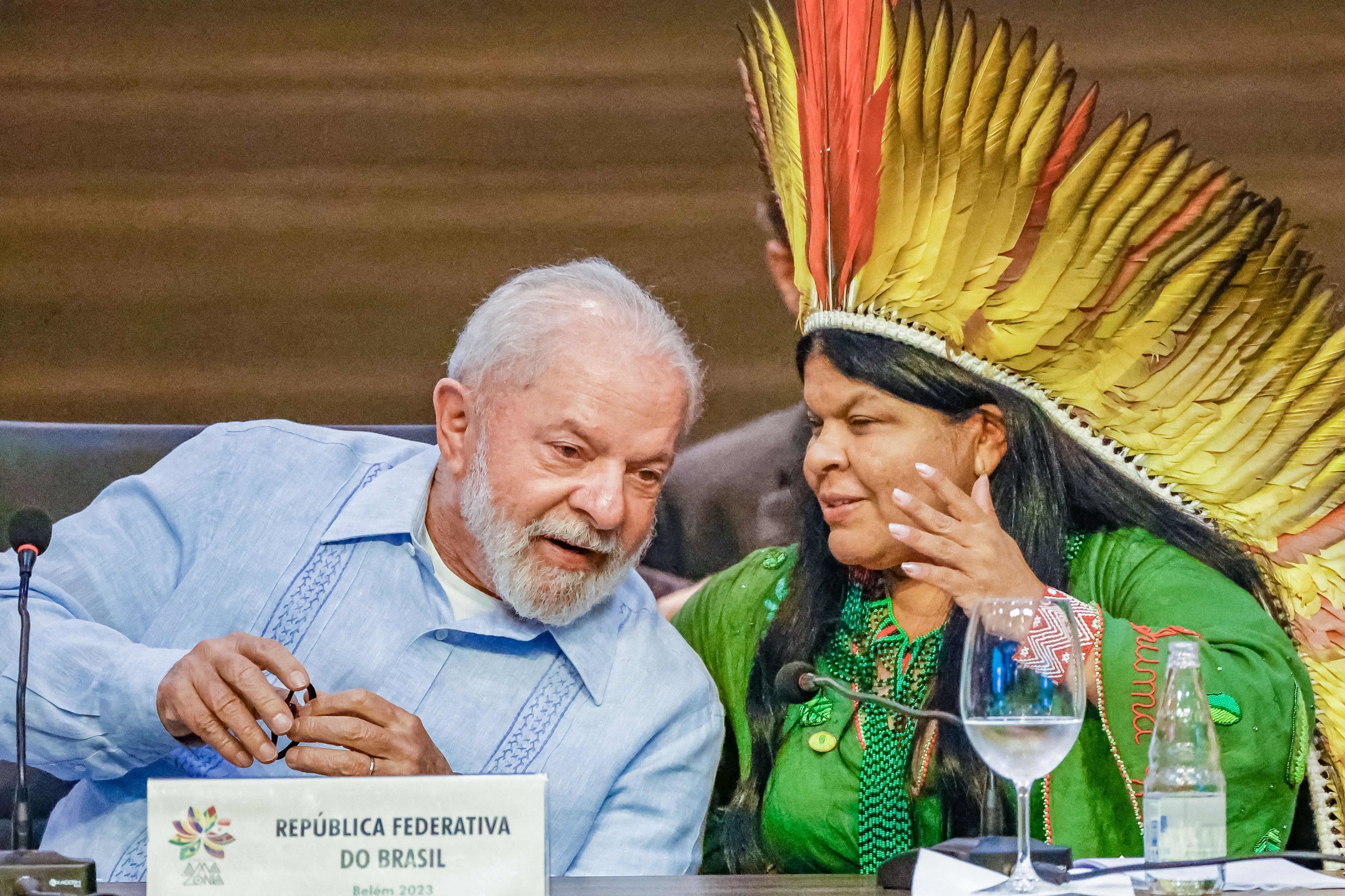 Lula da Silva y su ministra de Pueblos Indígenas, Sonia Guajajara durante la cumbre