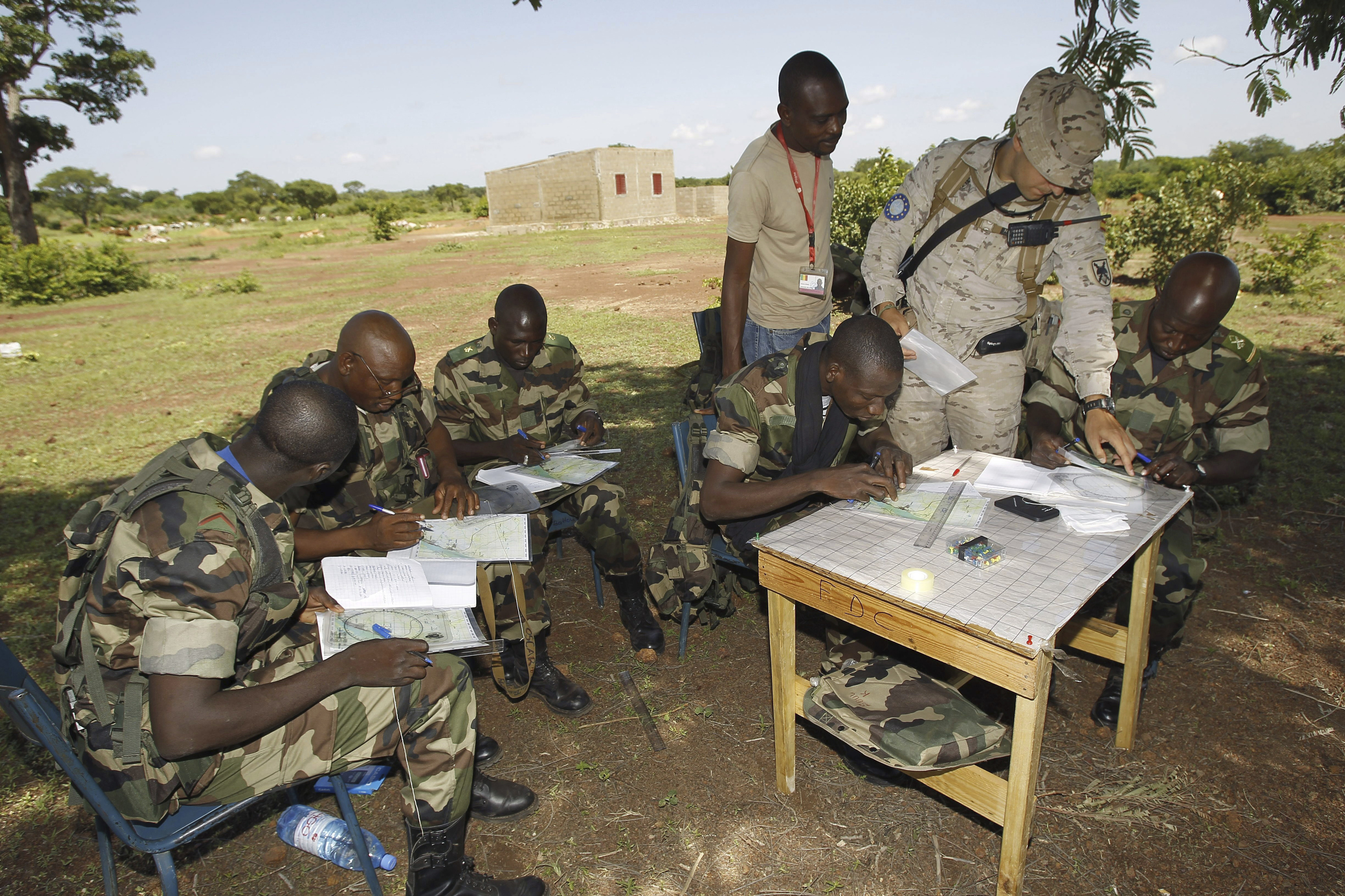 Un soldado espaol del equipo de entrenamiento del centro de instruccin de Koulikoro con soldados malienses.