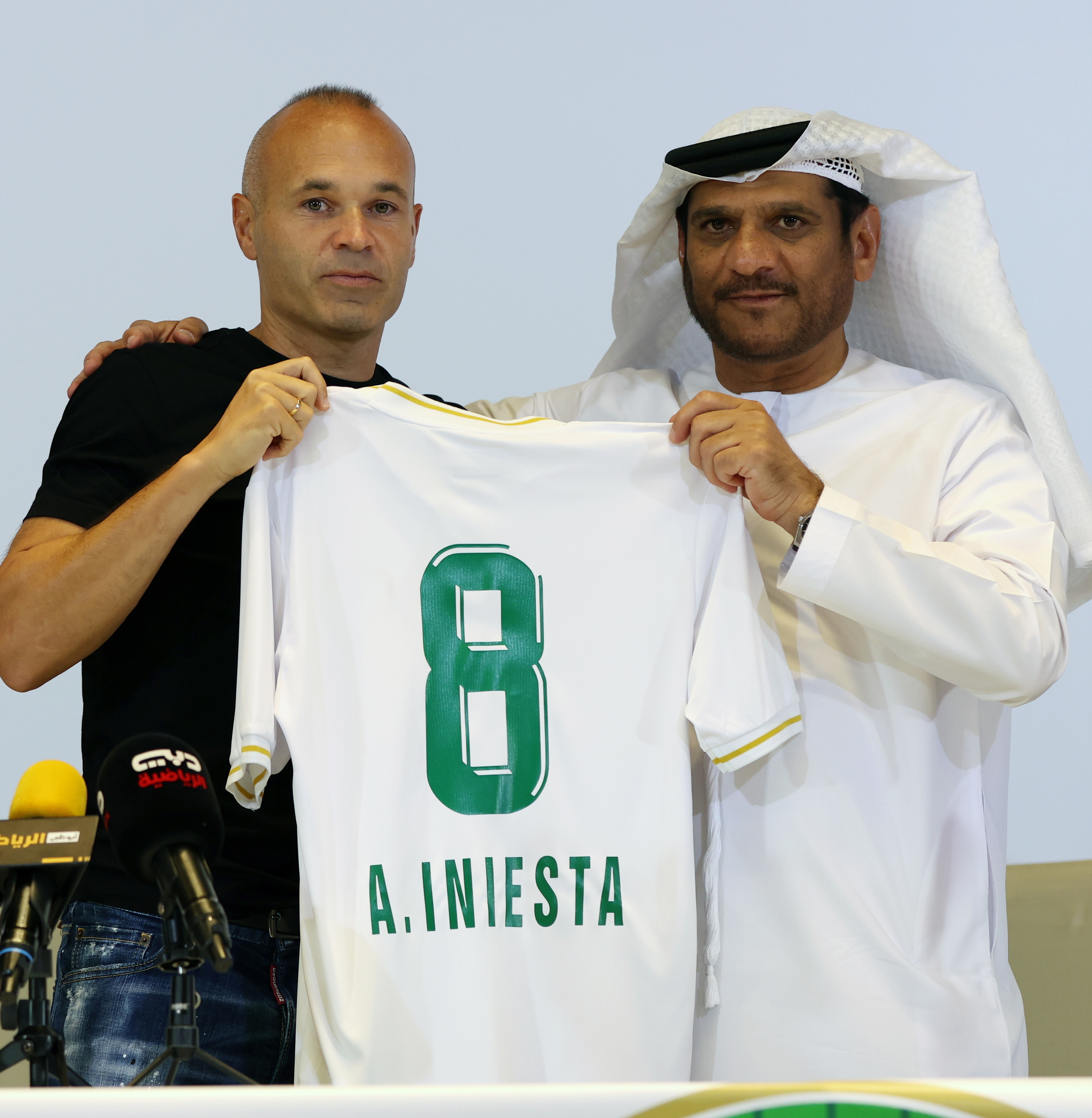 Andrs Iniesta en su presentacin como nuevo jugador del Emirates FC.