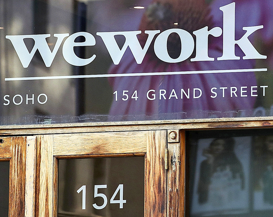El logo de 'We Work' sobre un vidrio en Nueva York