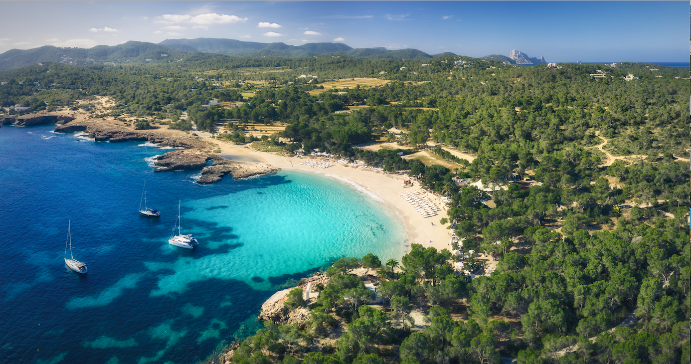 Cala Bassa Beach, uno de los parajes cristalinos de la isla de Ibiza con chiringuito.