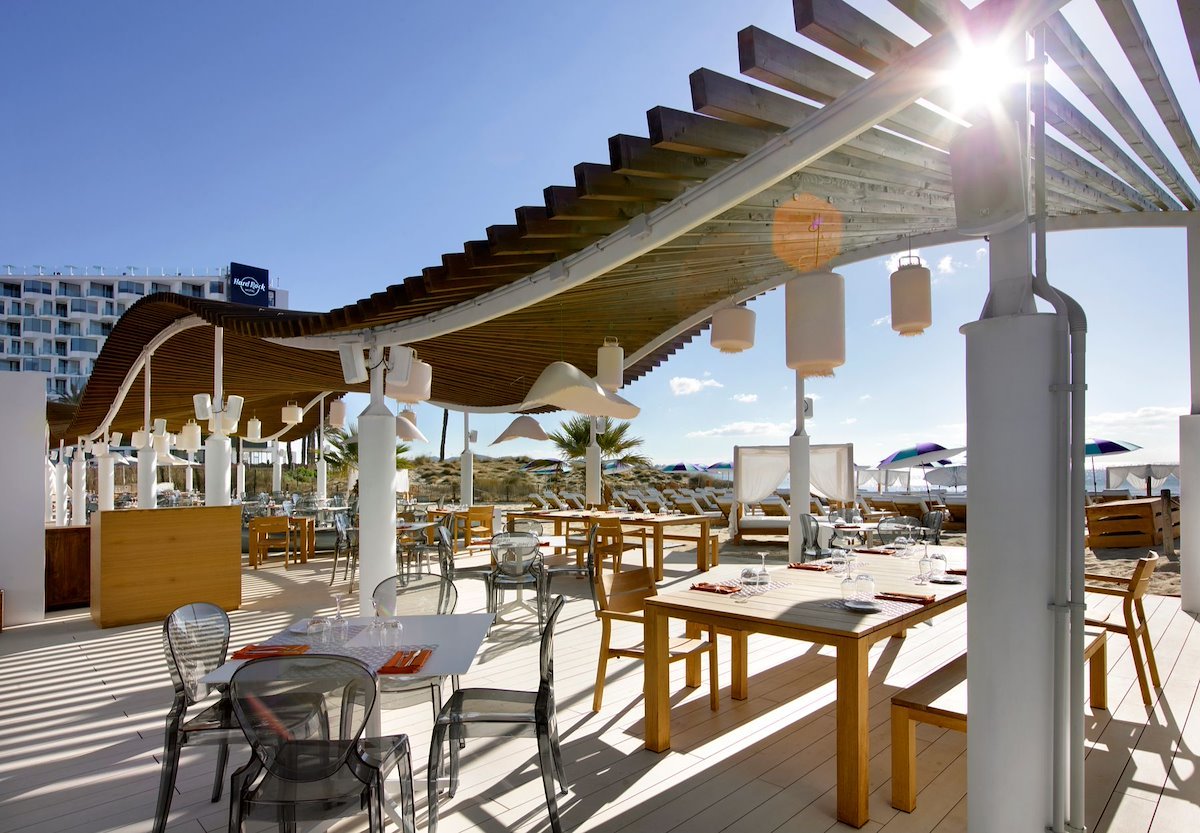 Junto a los hoteles del Grupo Palladium se encuentran los chiringuitos de The Beach by Hard Rock y Ushuaïa, en la playa más famosa de la isla.