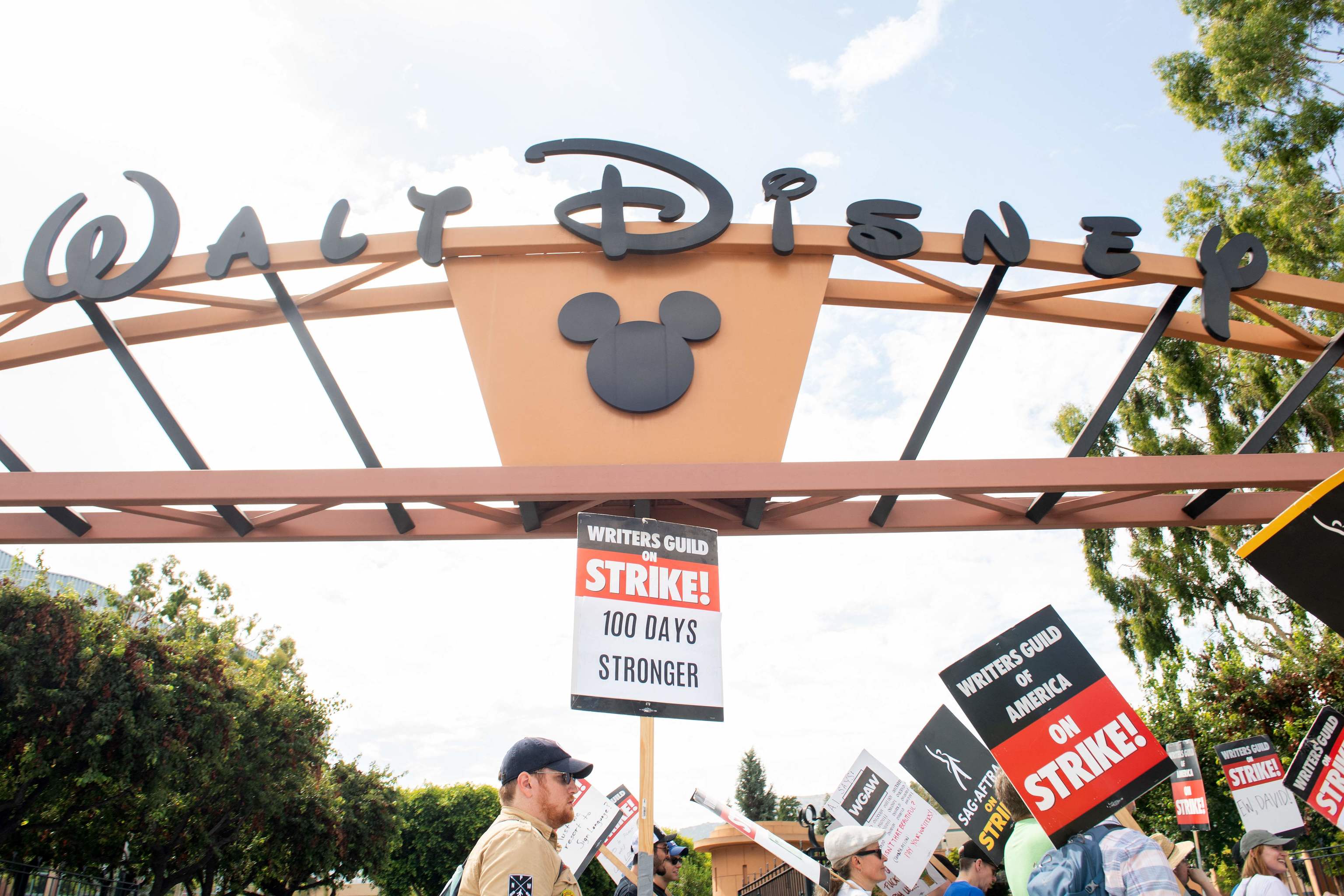 Los miembros del Sindicato de guionistas estadounidense protestan en la puerta de un estudio de Disney durante el da 100 de su huelga
