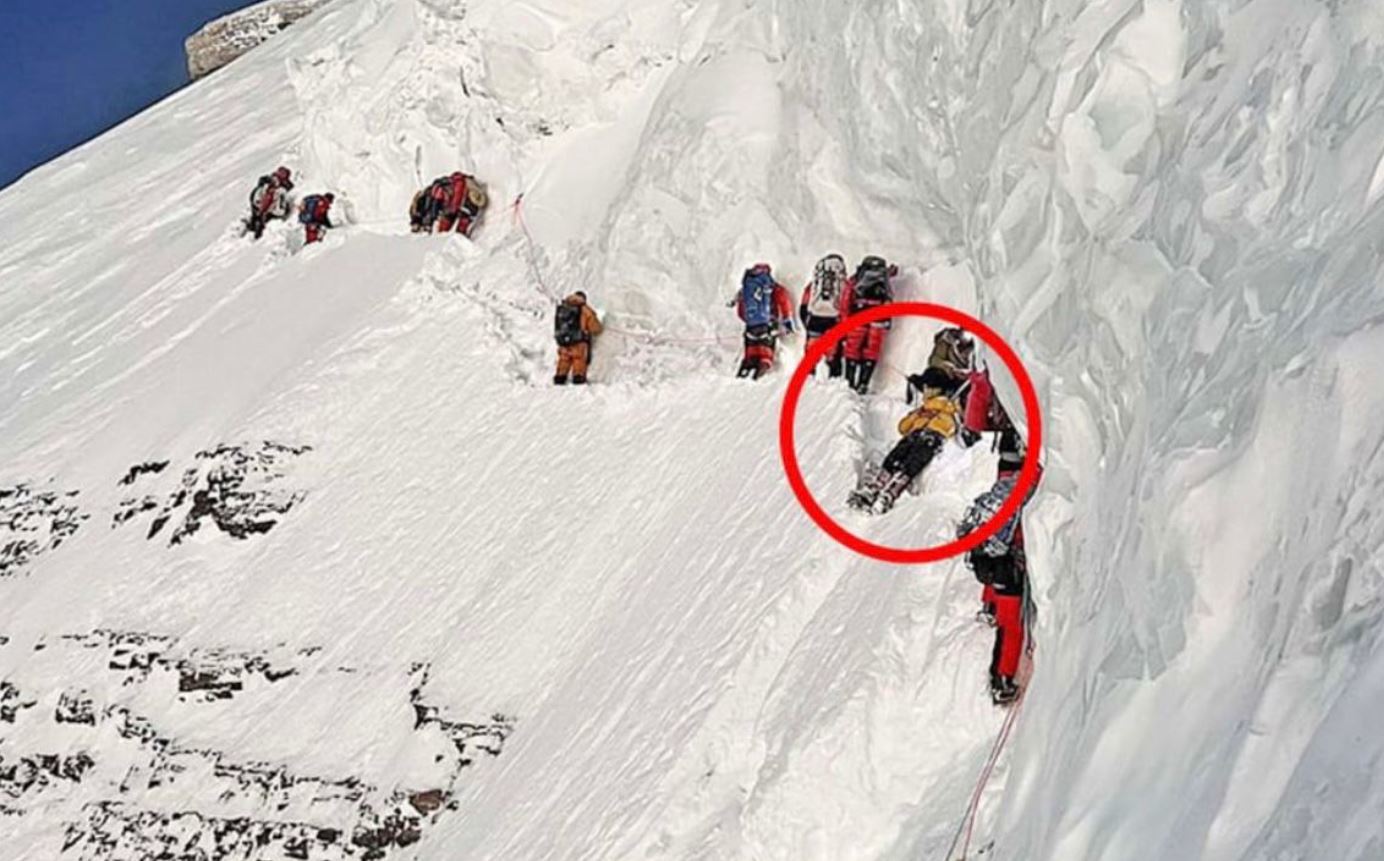 Cuerpo del escalador muerto en el K2