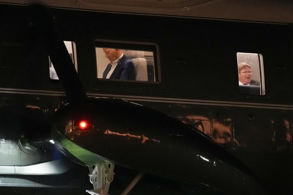 Biden, subido al helicptero presidencial, en los jardines de la Casa Blanca.