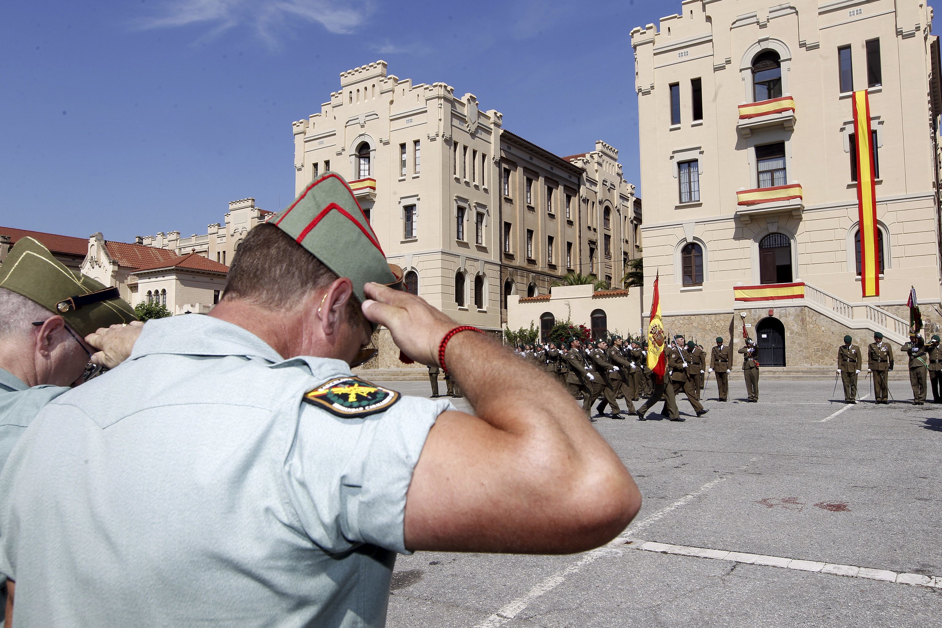 Jura de bandera para personal civil en el cuartel del Bruc (Barcelona).