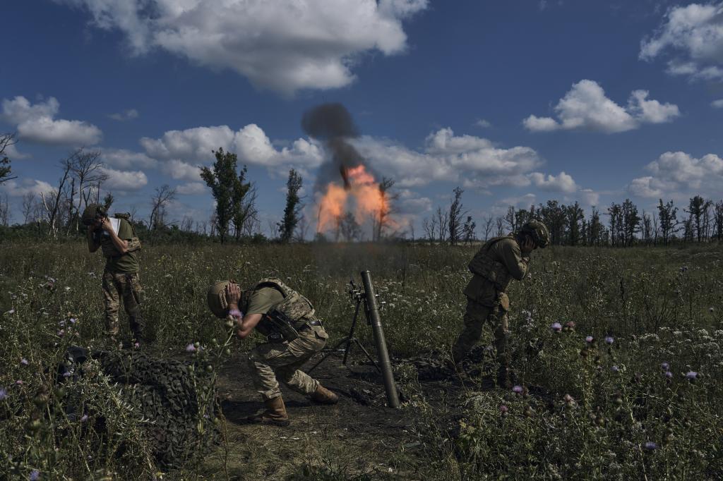 Un militar de Ucrania dispara en el frente de Donetsk