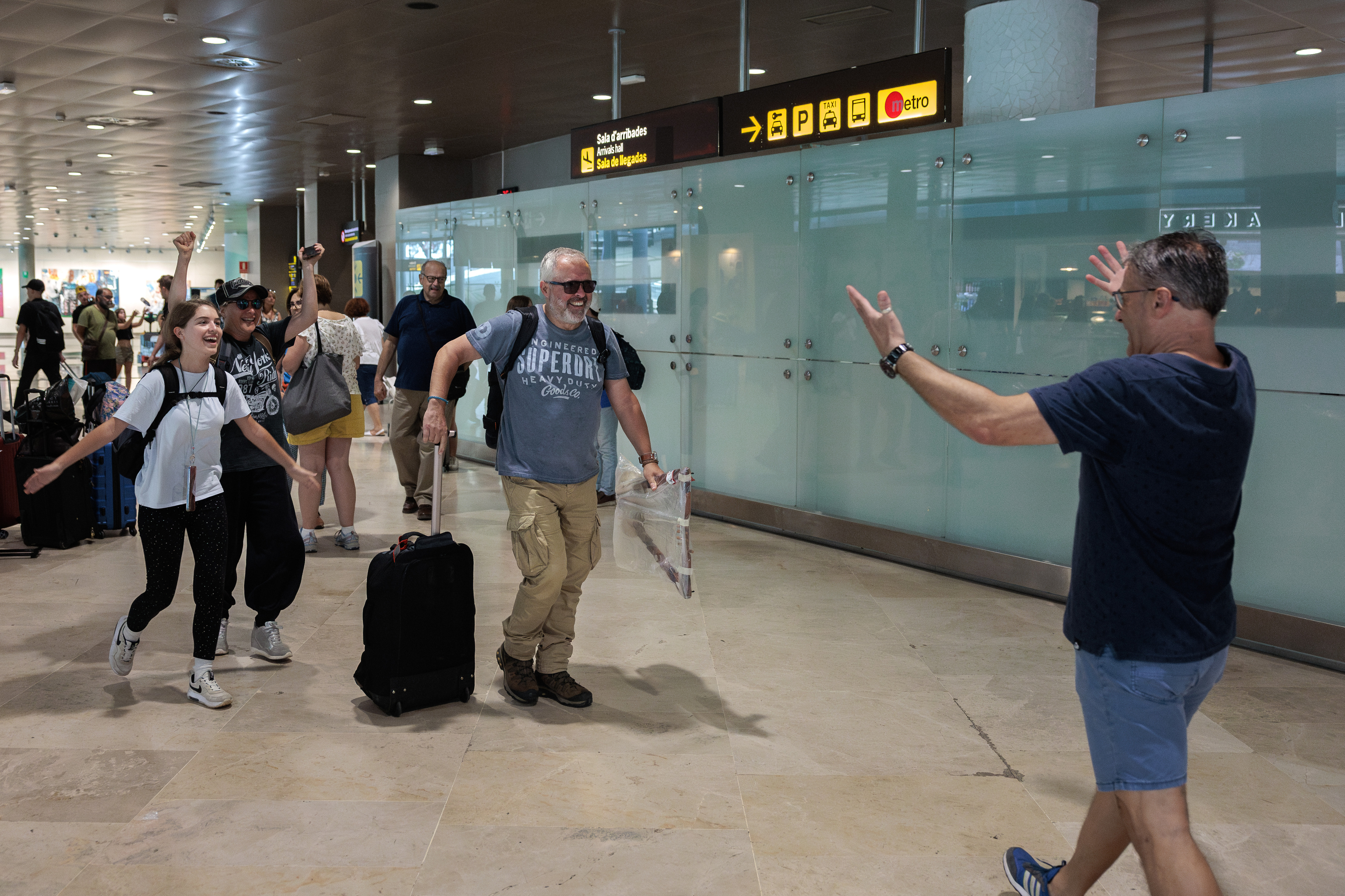 Recepción en el aeropuerto de Manises (Valencia) de turistas españoles