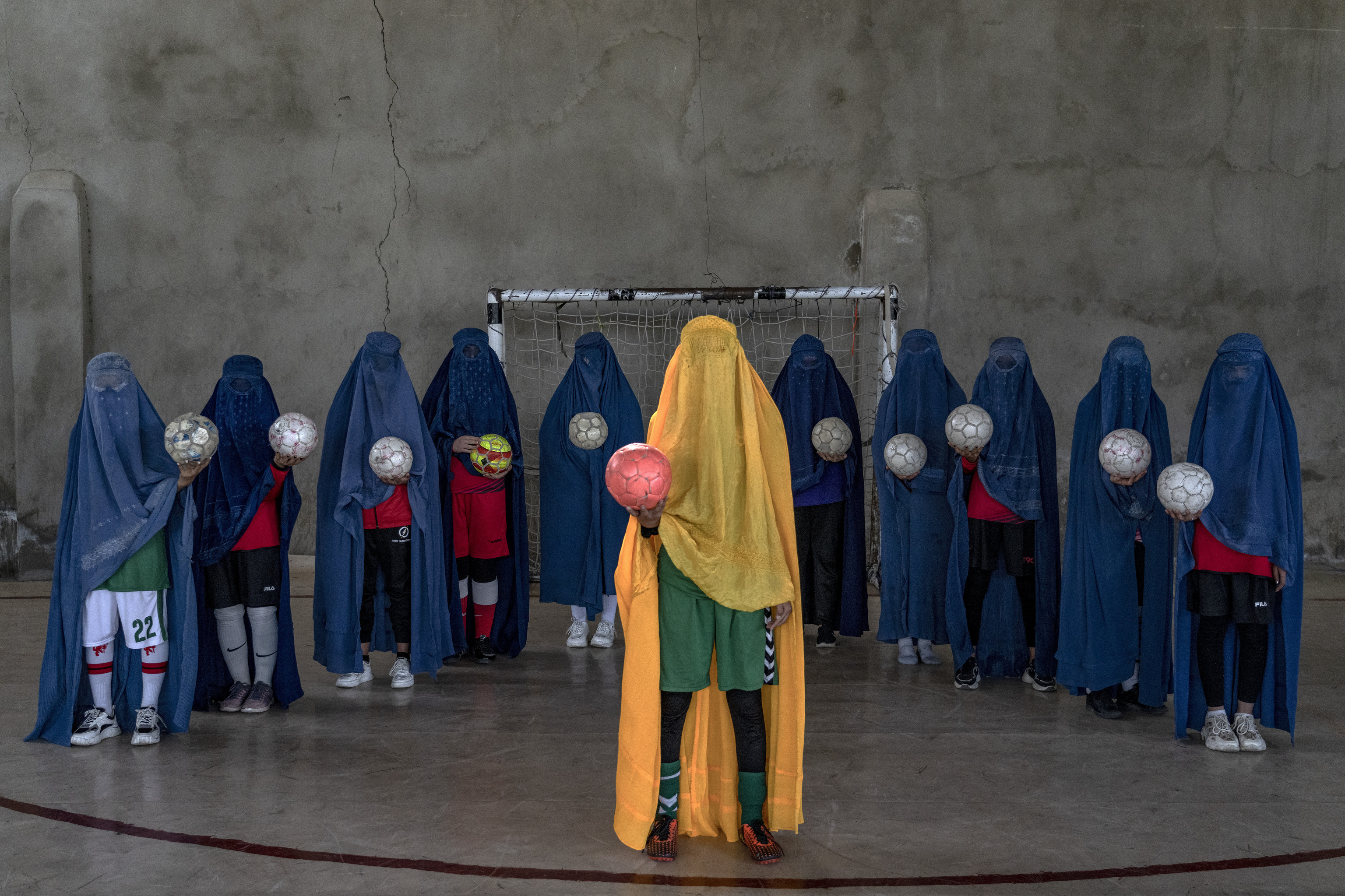 Un equipo de ftbol femenino afgano posa para una foto en Kabul, Afganistn.