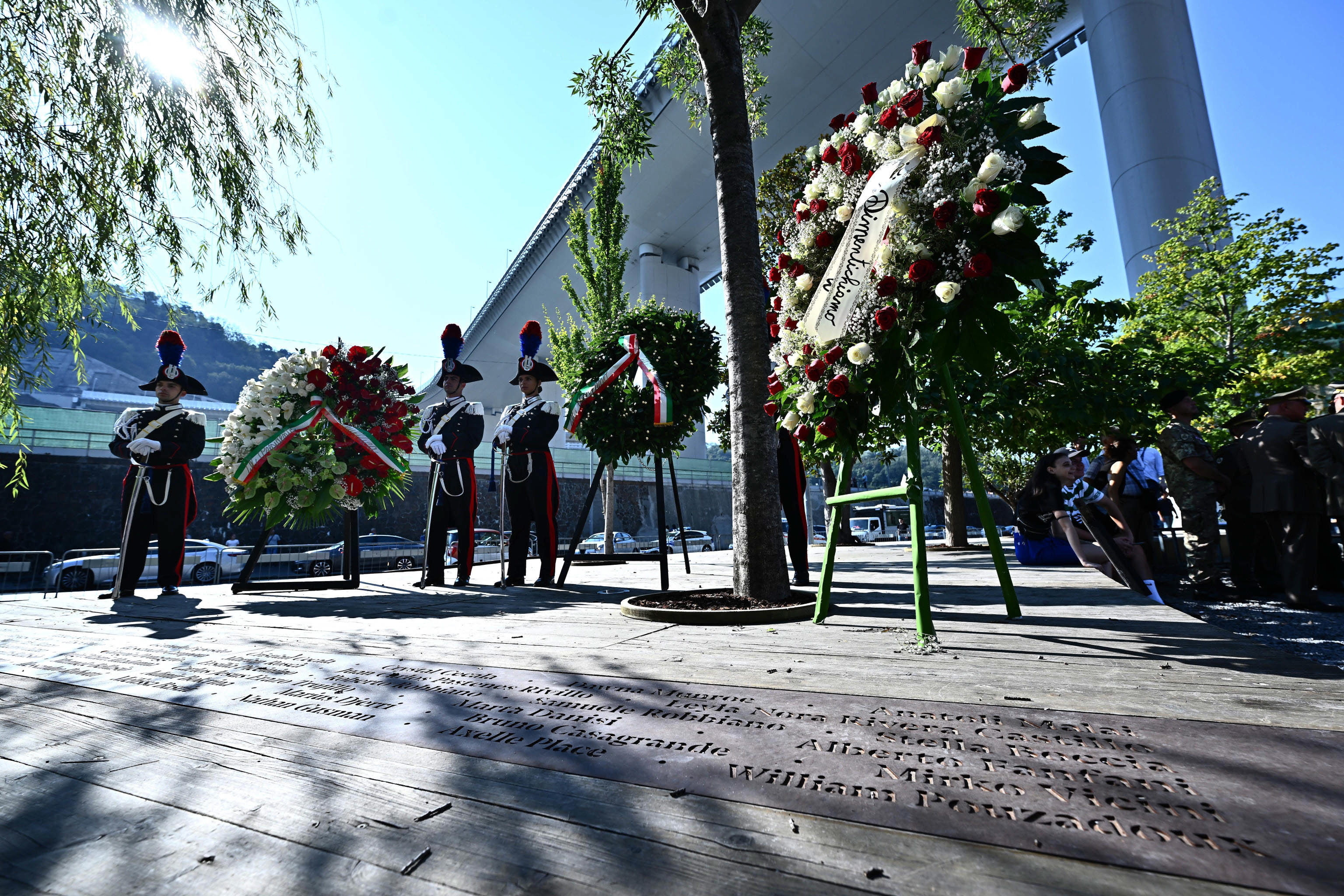 Coronas de flores en memoria de las 43 vctimas del derrumbe del puente Morandi, durante la conmemoracin del quinto aniversario de la tragedia, en Gnova, Italia, 14 de agosto de 2023.