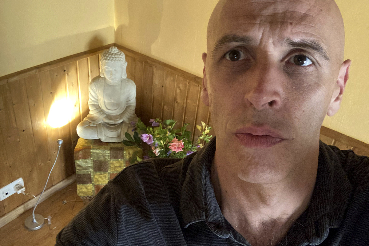 Selfi del reportero junto a un pequeño Buda
