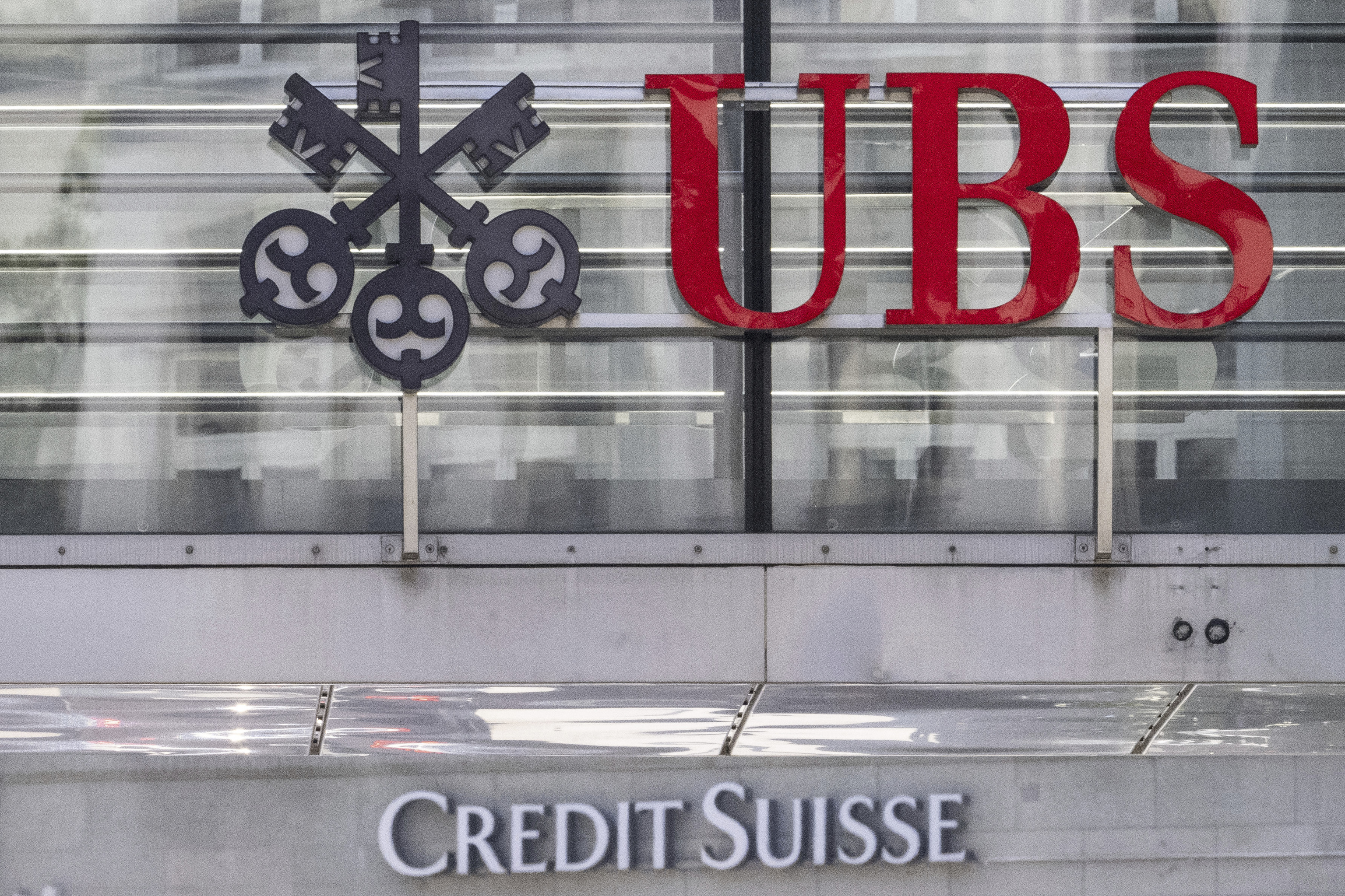 Logotipos de los bancos suizos Credit Suisse y UBS