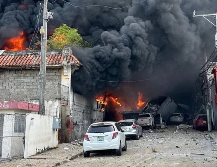Coches ardiendo en la localidad de San Cristóbal.
