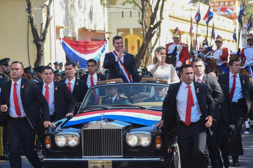Santiago Peña y su esposa recorren la capital de Paraguay tras jurar como presidente.