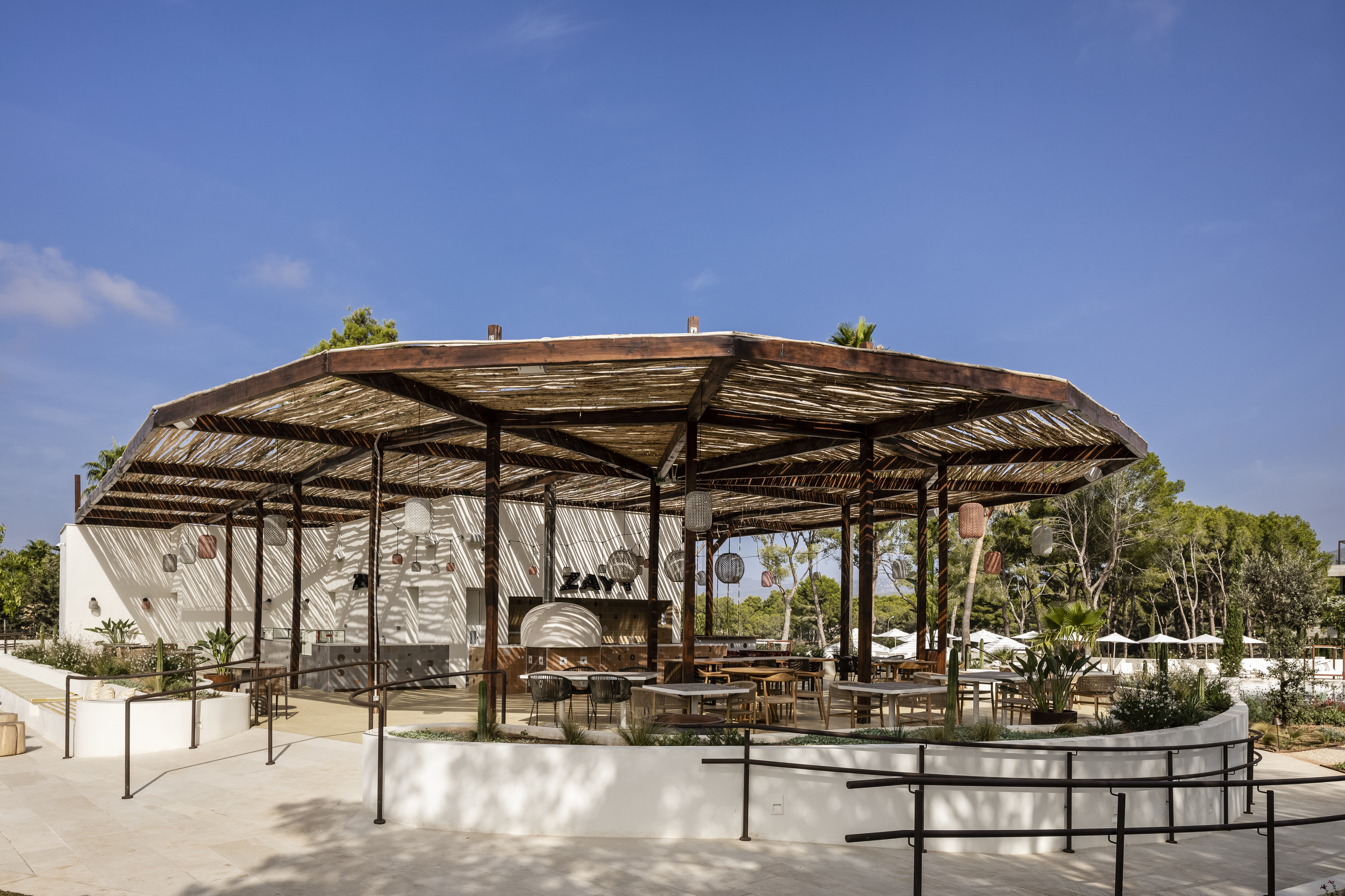 El primer resort europeo de Kimpton Hotels & Restaurants se emplaza en Mallorca. Uno de sus espacios gastro es un chiringuito en una apetecible piscina.