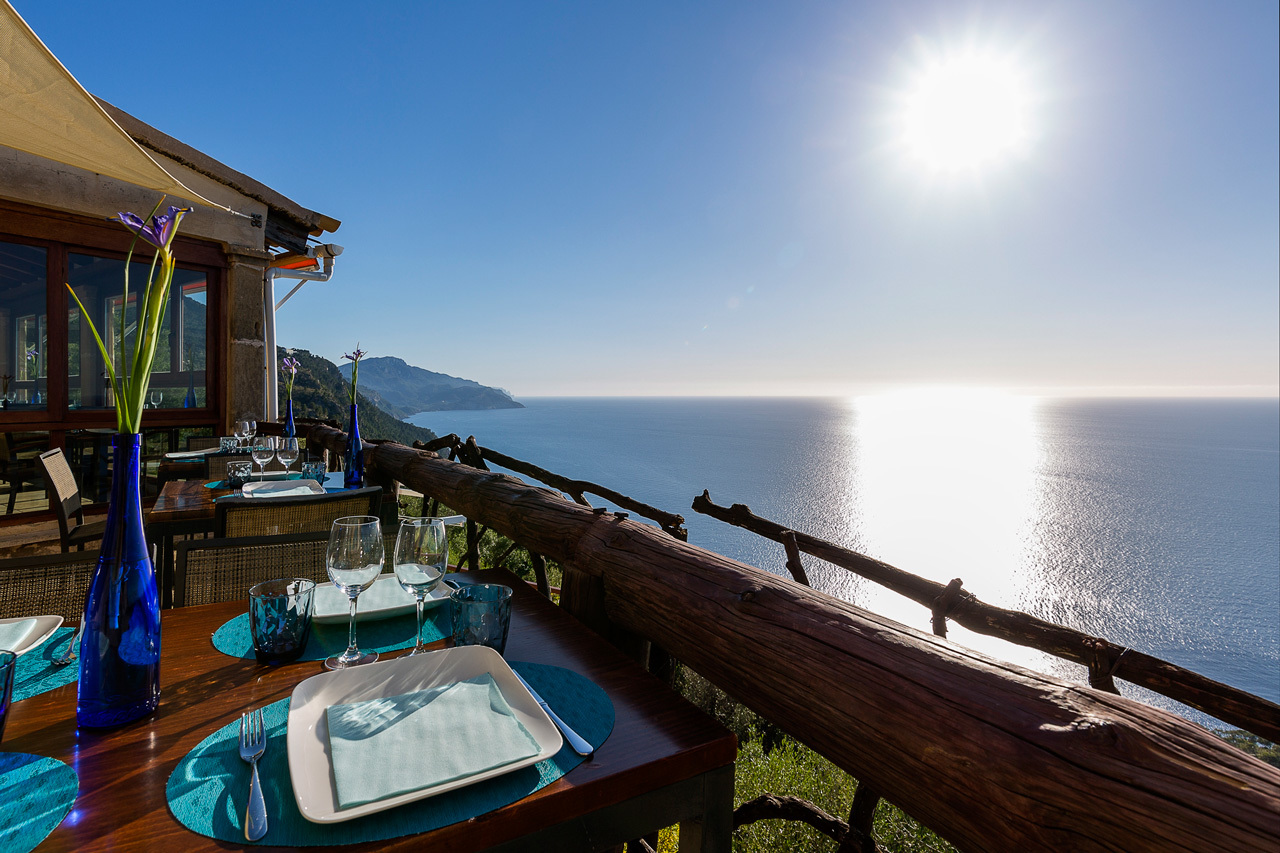 El restaurante en el mirador de Sa Foradada es ideal para disfrutar del encanto especial en la isla de Mallorca con la mirada puesta en el mar.