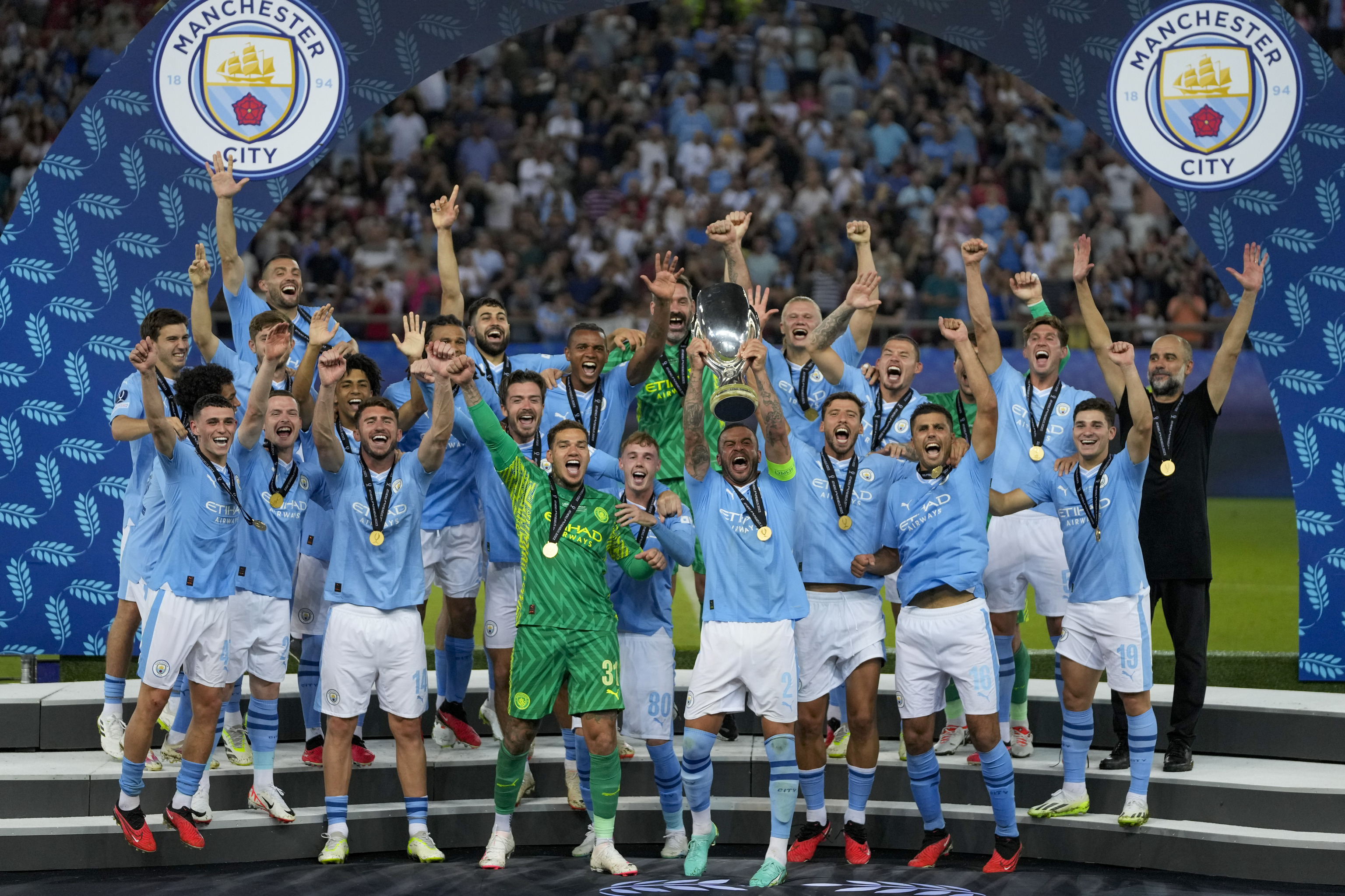 Los jugadores del City levantan la Supercopa de Europa.