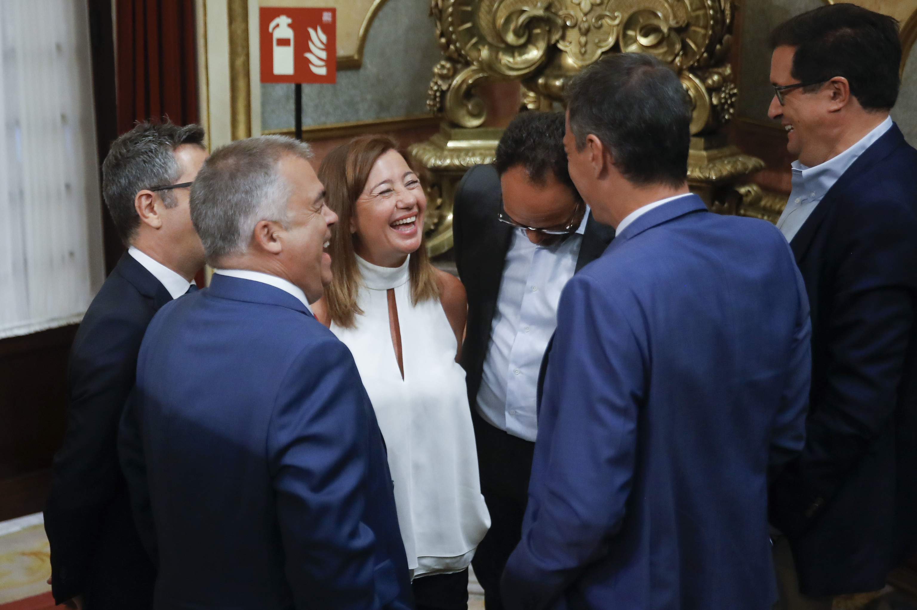 Francina Armengol junto a Pedro Snchez tras ser elegida presidenta del Congredo