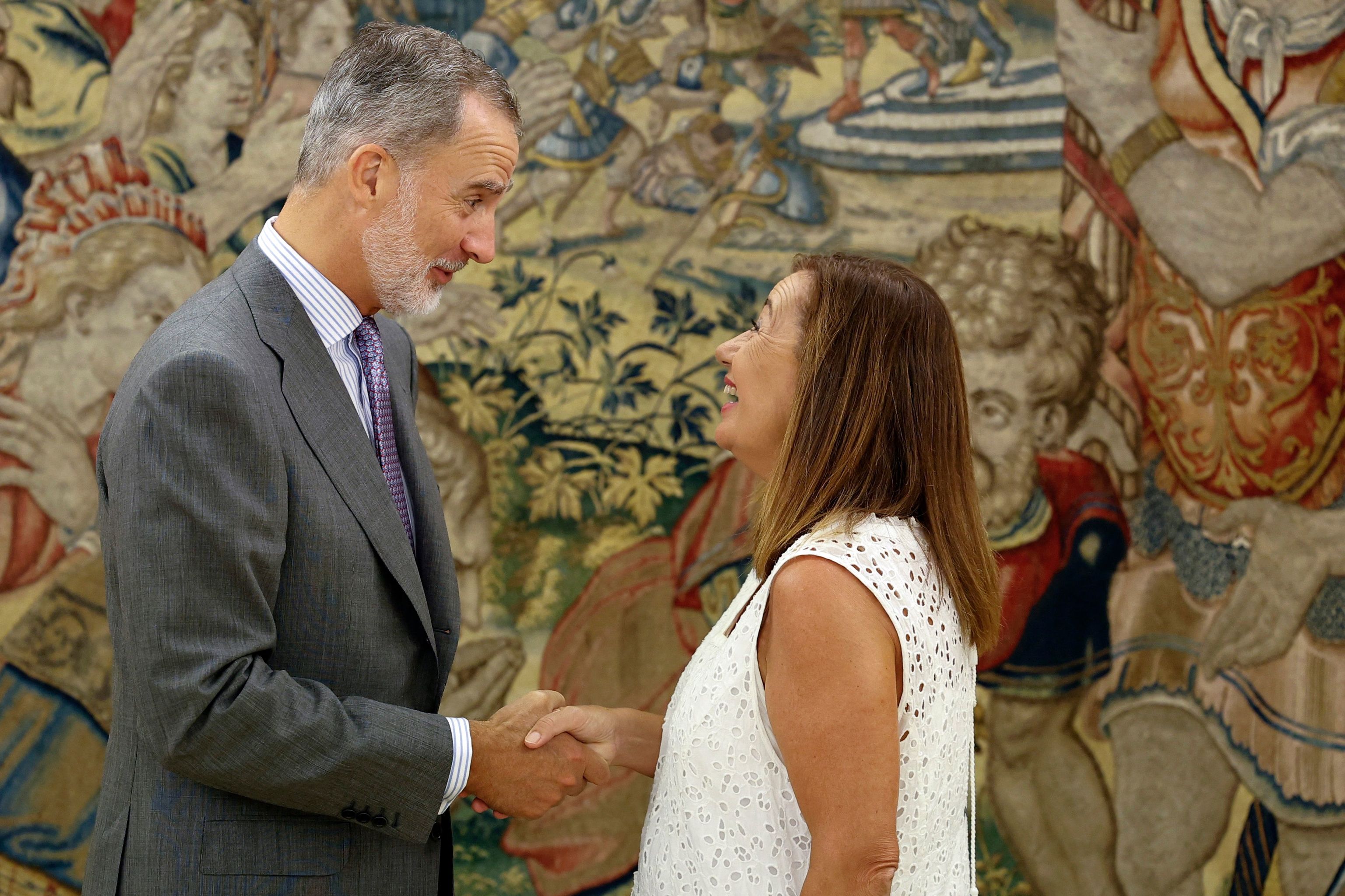 El Rey felicita a la nueva presidenta del Congreso, Francina Armengol.