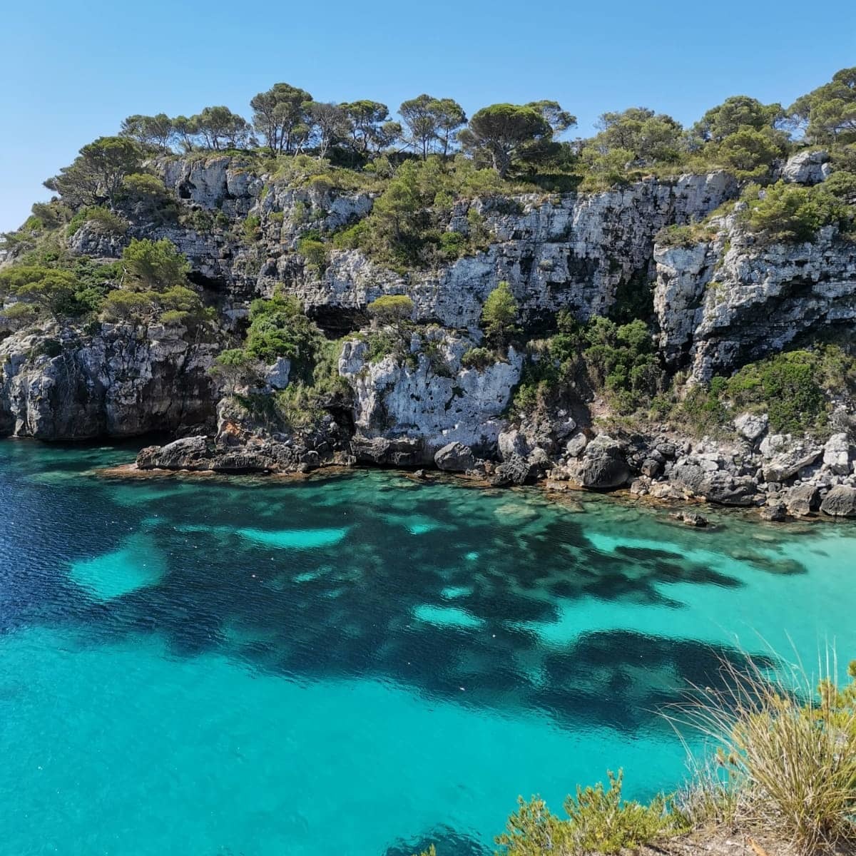 El precioso enclave en el que se encuentra este chiringuito frecuentado por locales en Menorca.