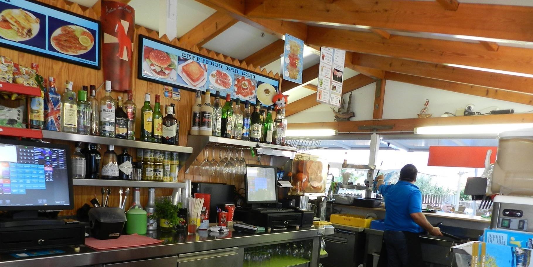 Cafetería Susy es un mítico en la isla que ni siquiera reserva mesas, atiende por orden de llegada.
