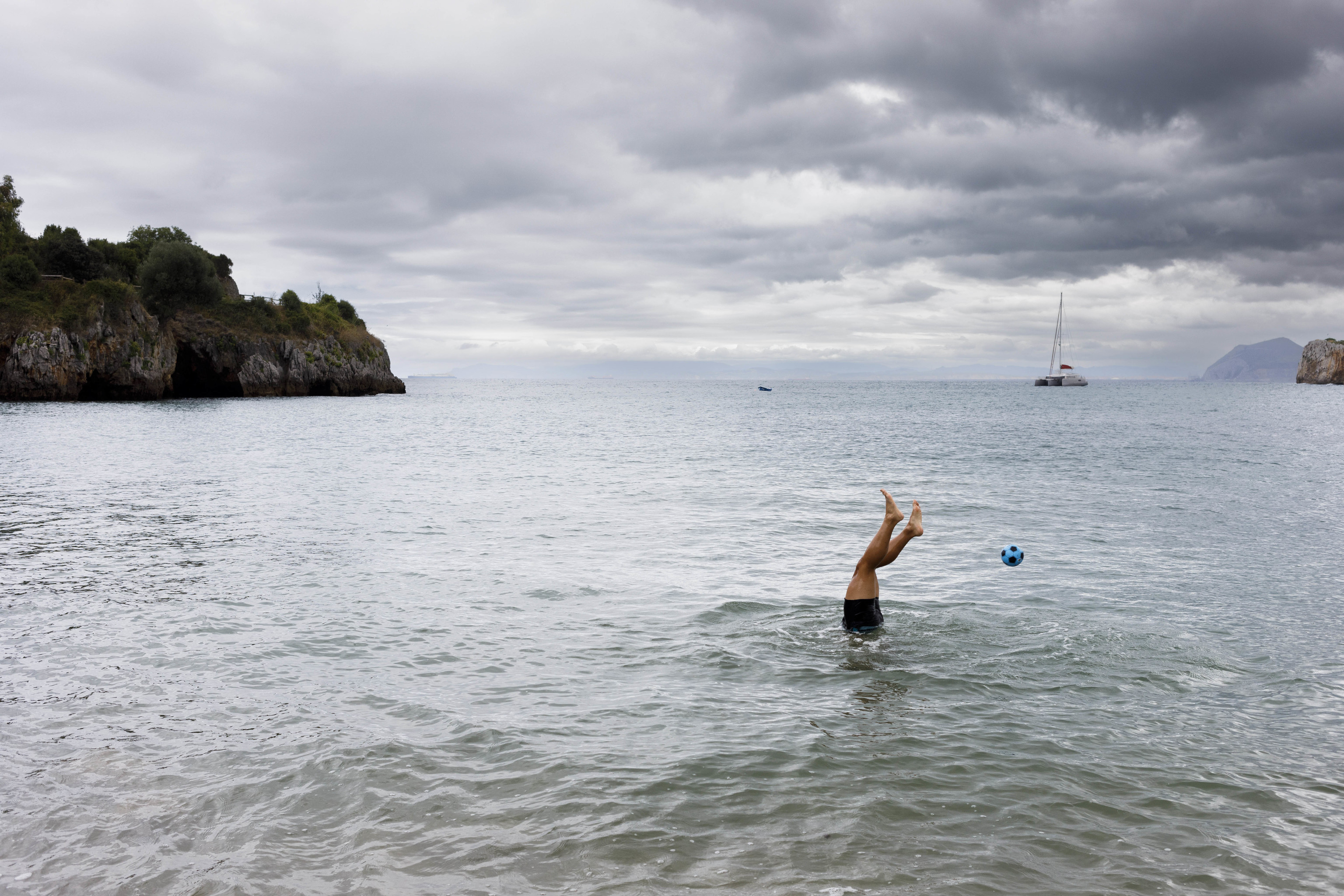 Un bañista en una playa de Cantabria.
