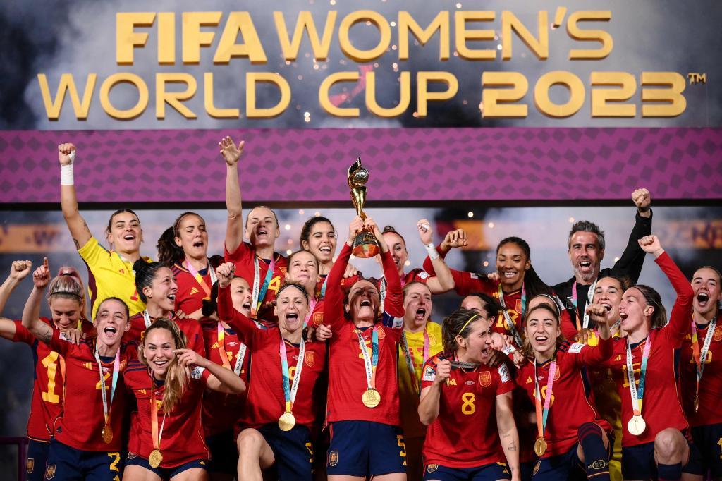 Las españolas levantan el trofeo de la Copa del Mundo