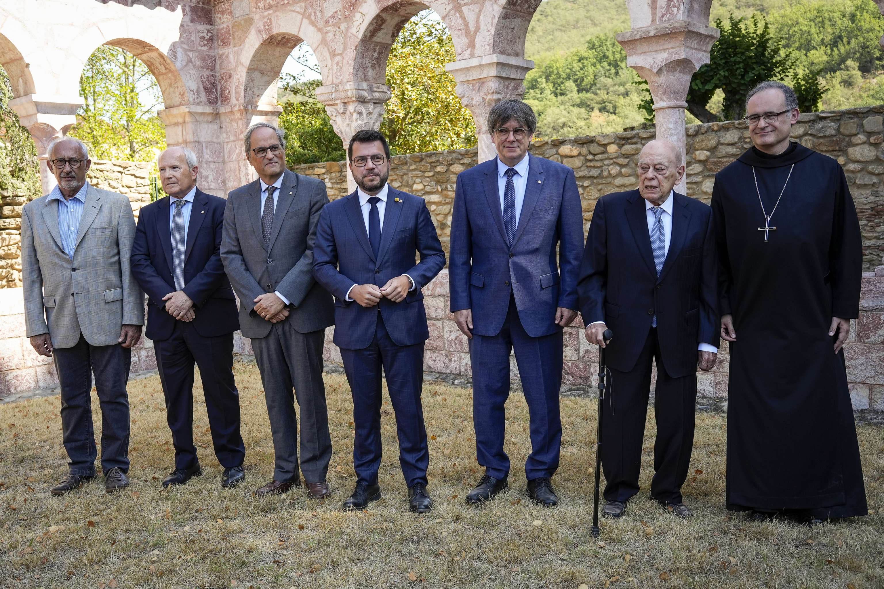 Ex presidentes catalanes con el representante de la abadía y de la UCE