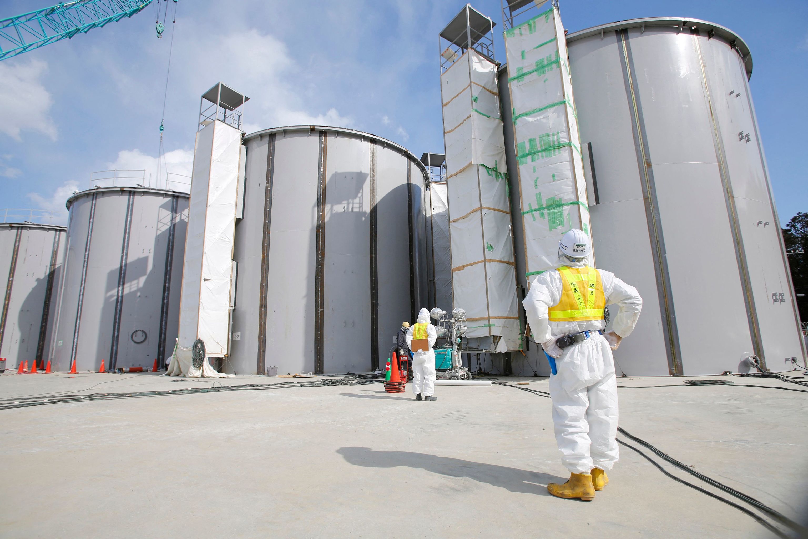 Los tanques que almacenan el agua radiactiva de Fukushima.