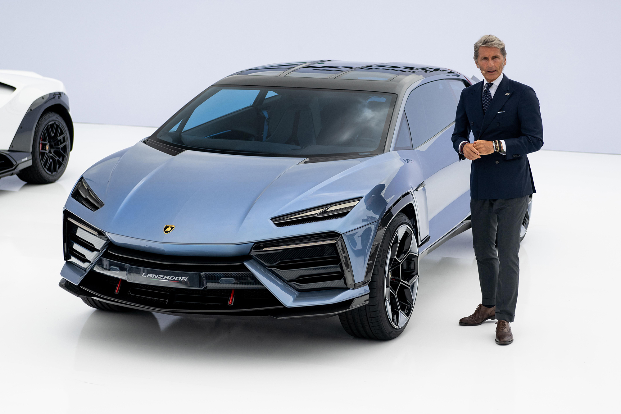 El CEO de Lamborghini posa junto al nuevo Lanzador, su primer modelo a pilas