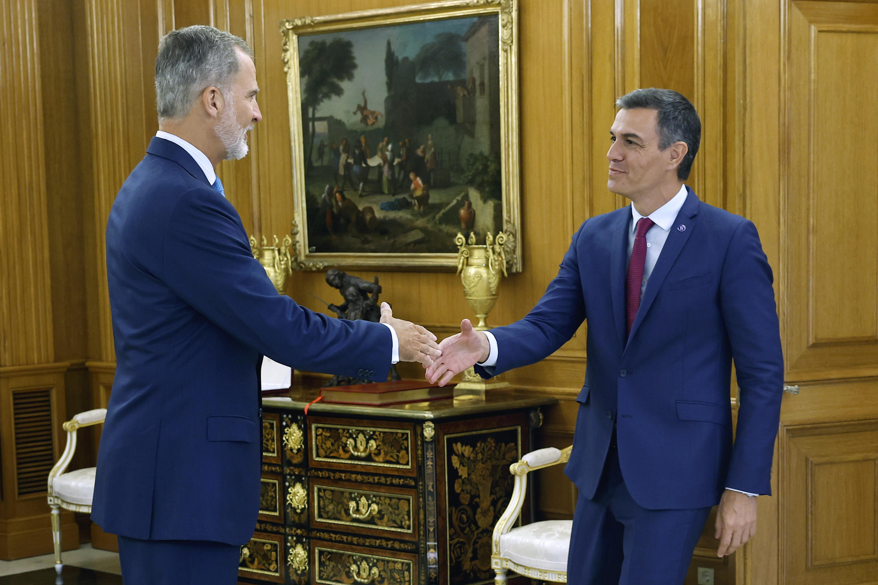 Felipe VI saluda a Pedro S�nchez durante la ronda de contactos en Zarzuela.