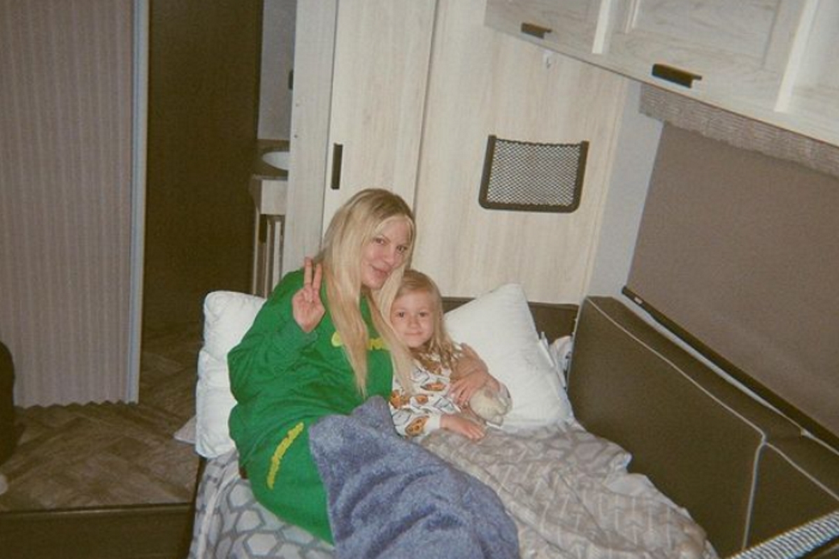 Tori Spelling, en la caravana, con uno de sus hijos, en una foto publicada en IG.