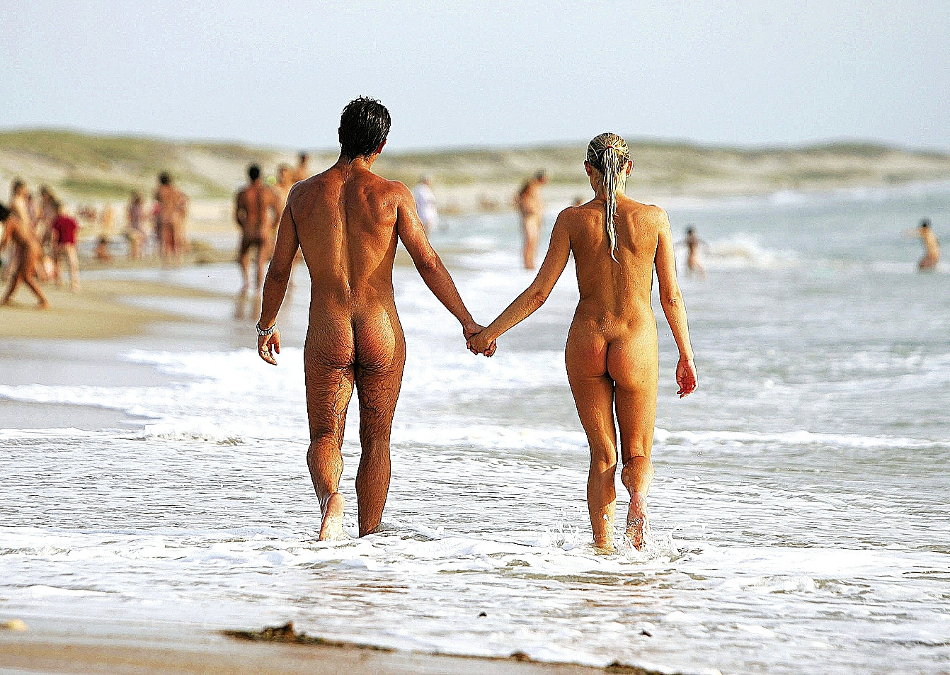 Una pareja pasea en la playa nudista de Montalivet, en Francia.
