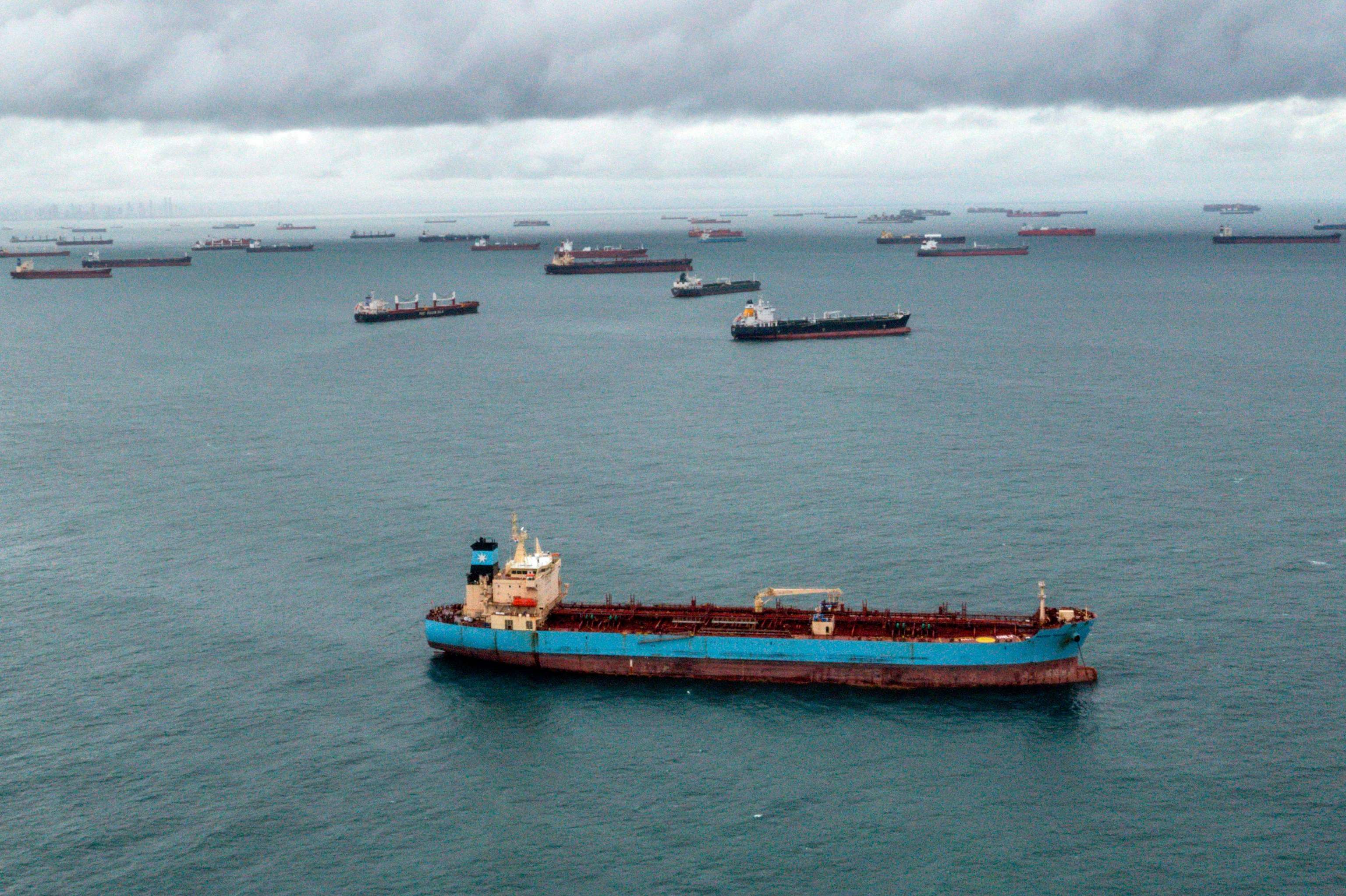 Varios buques esperan para cruzar el Canal de Panam